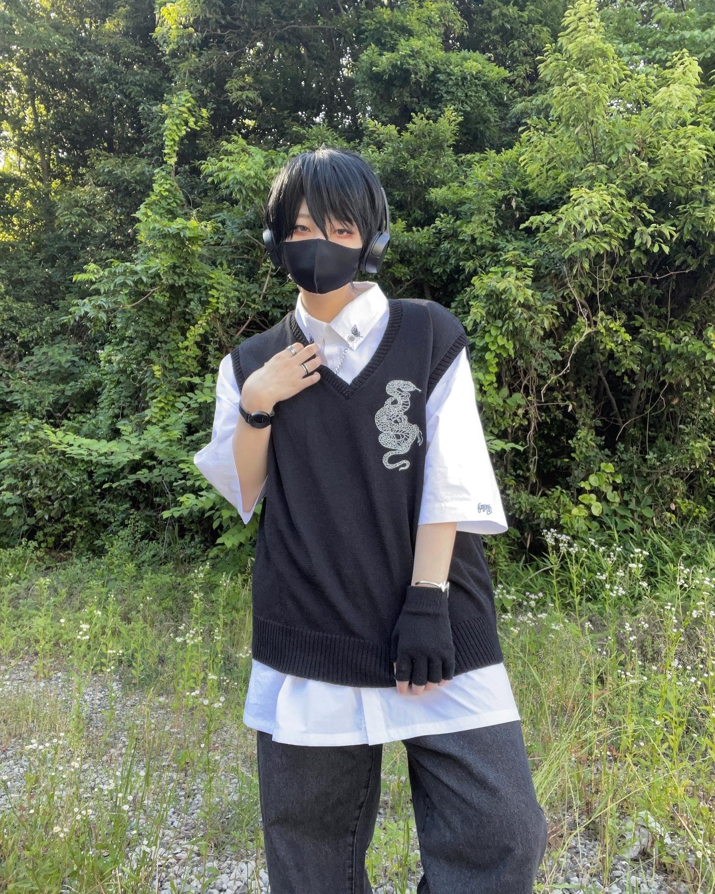 gibous snake scorpion summer vest black