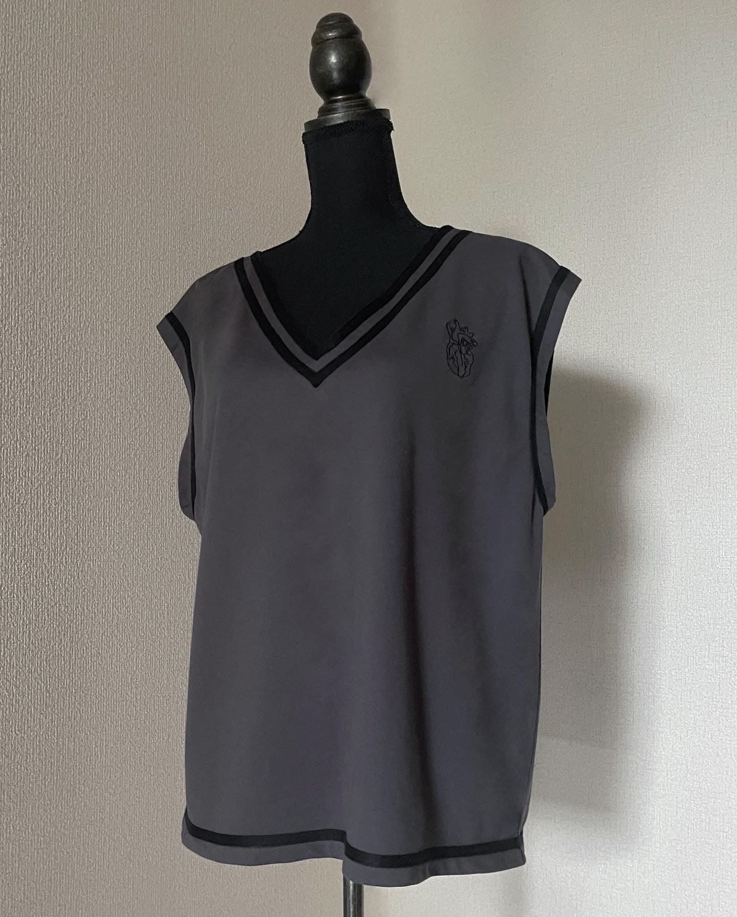 gibous snake heart vest gray