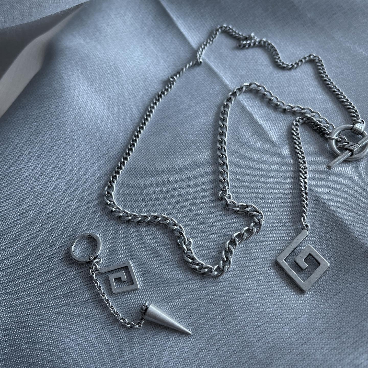 gibous G necklace