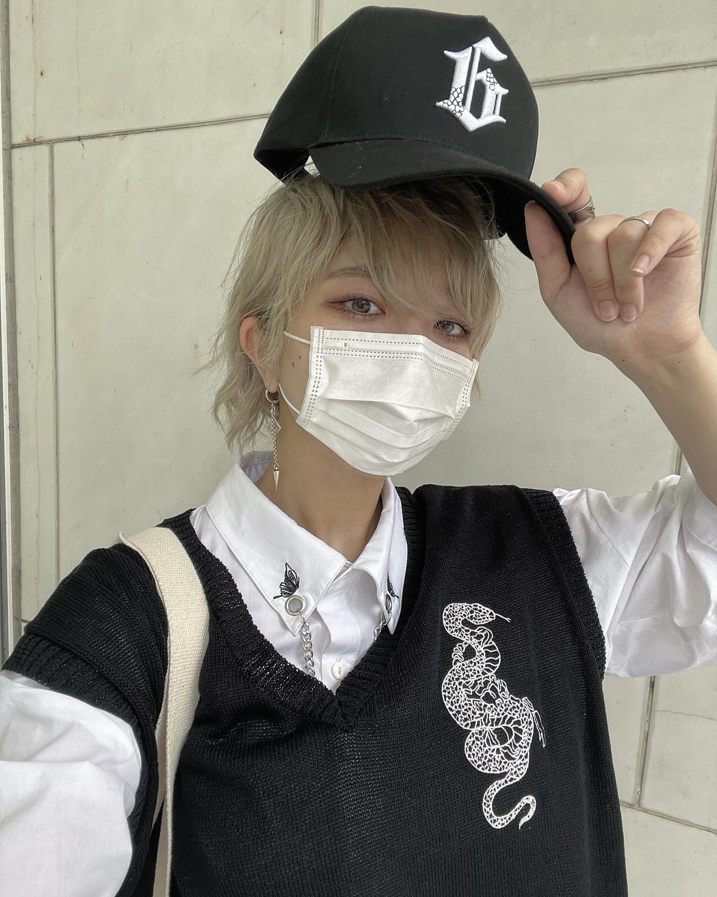 gibous snake scorpion summer vest black