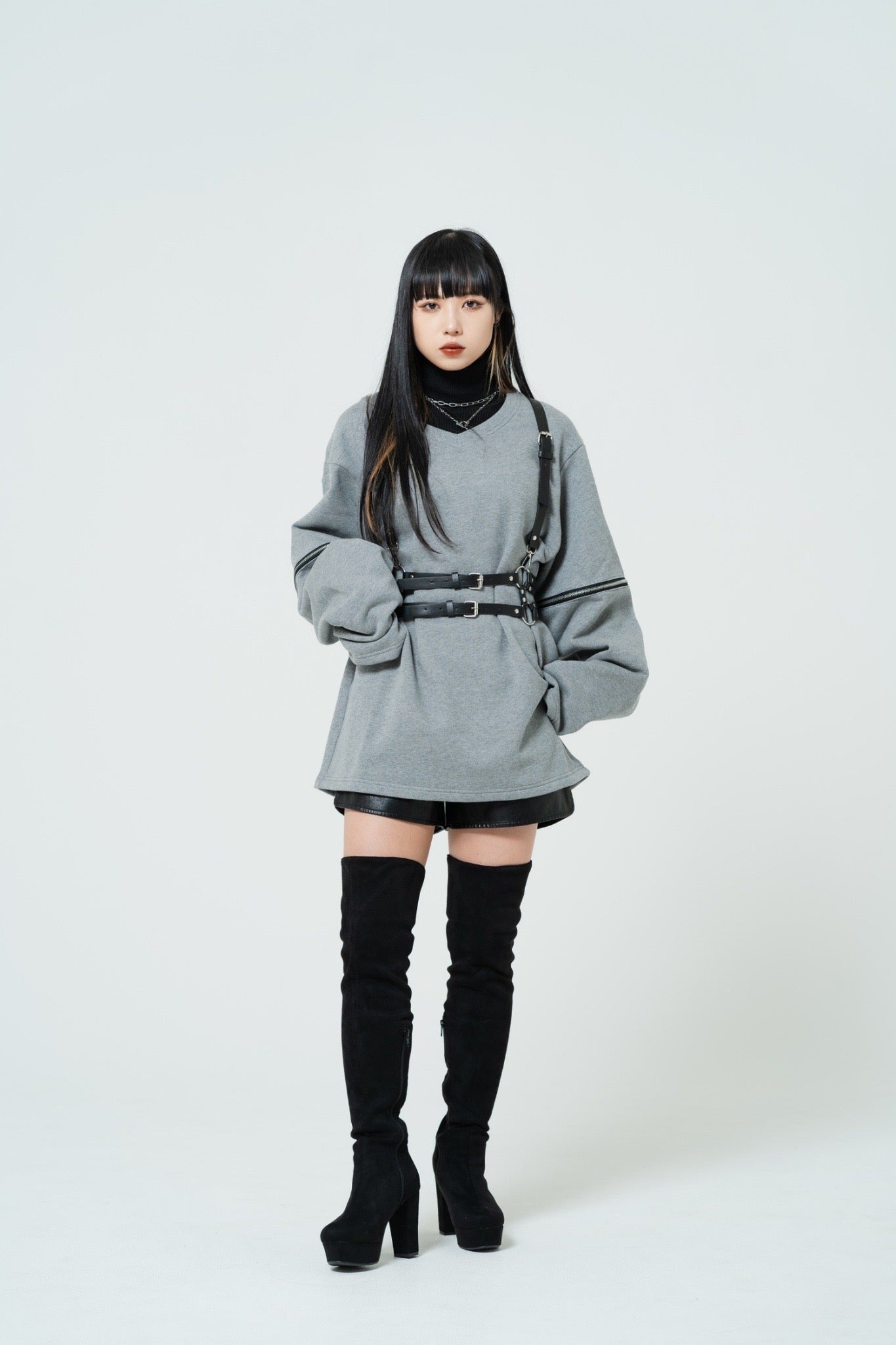 gibous v neck trainer gray