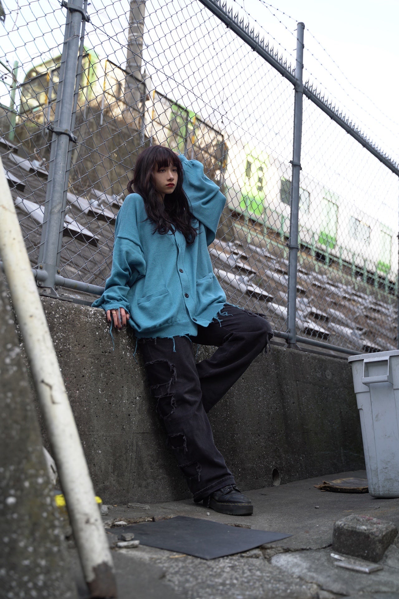 【再販】gibous damage cardigan blue