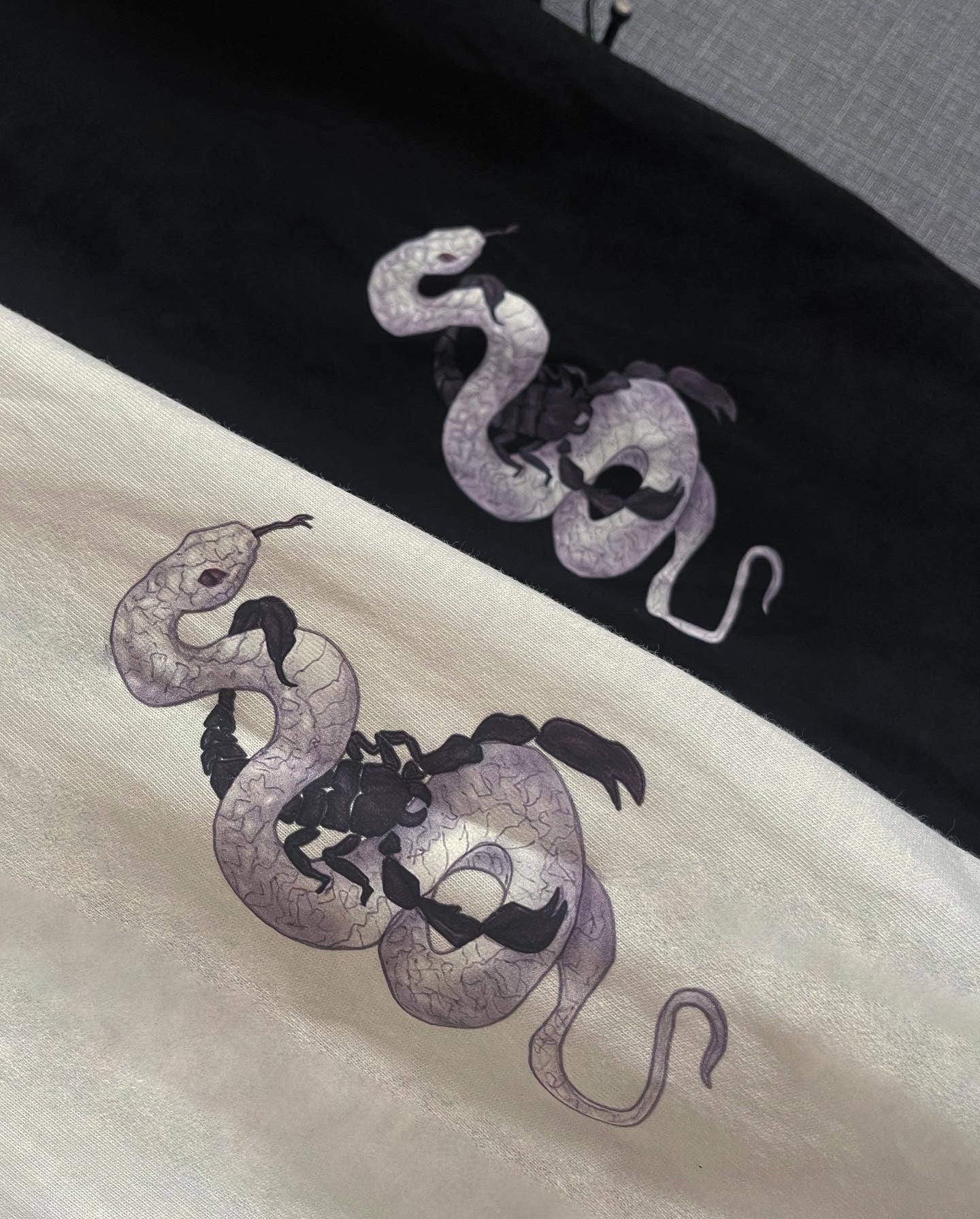 【再販】gibous logo snake T black