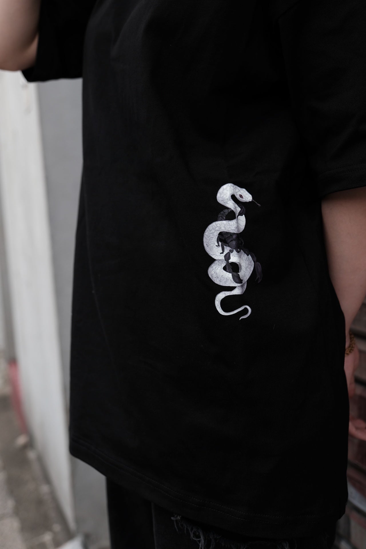 【再販】gibous logo snake T black