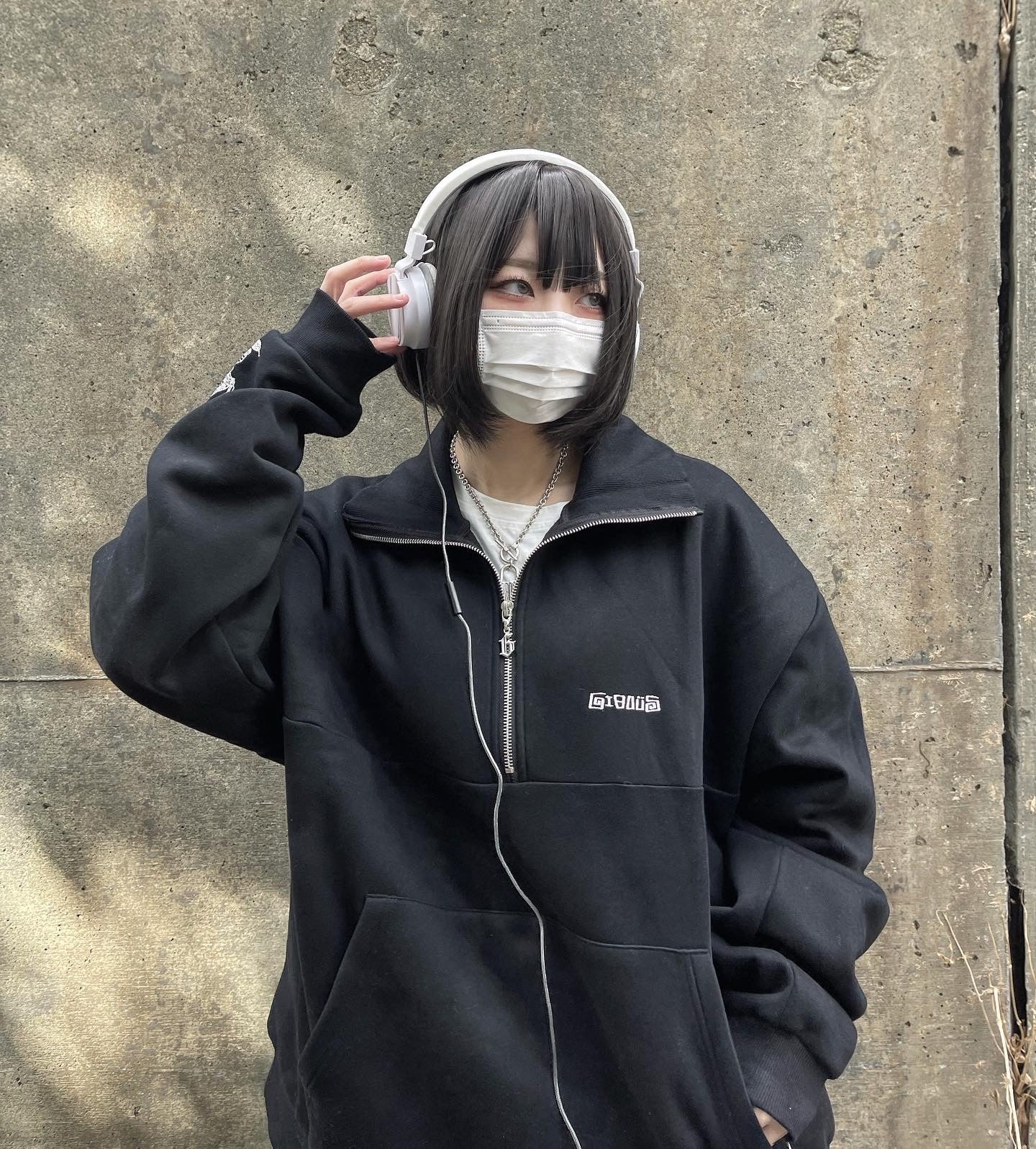 【再販】gibous logo snake half zip black