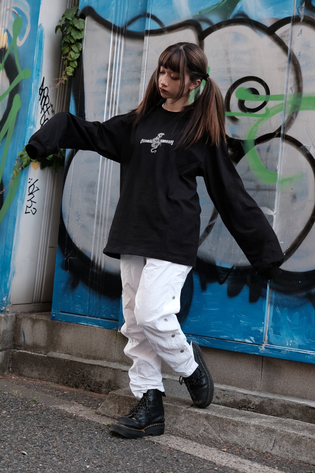 gibous scopion long T black