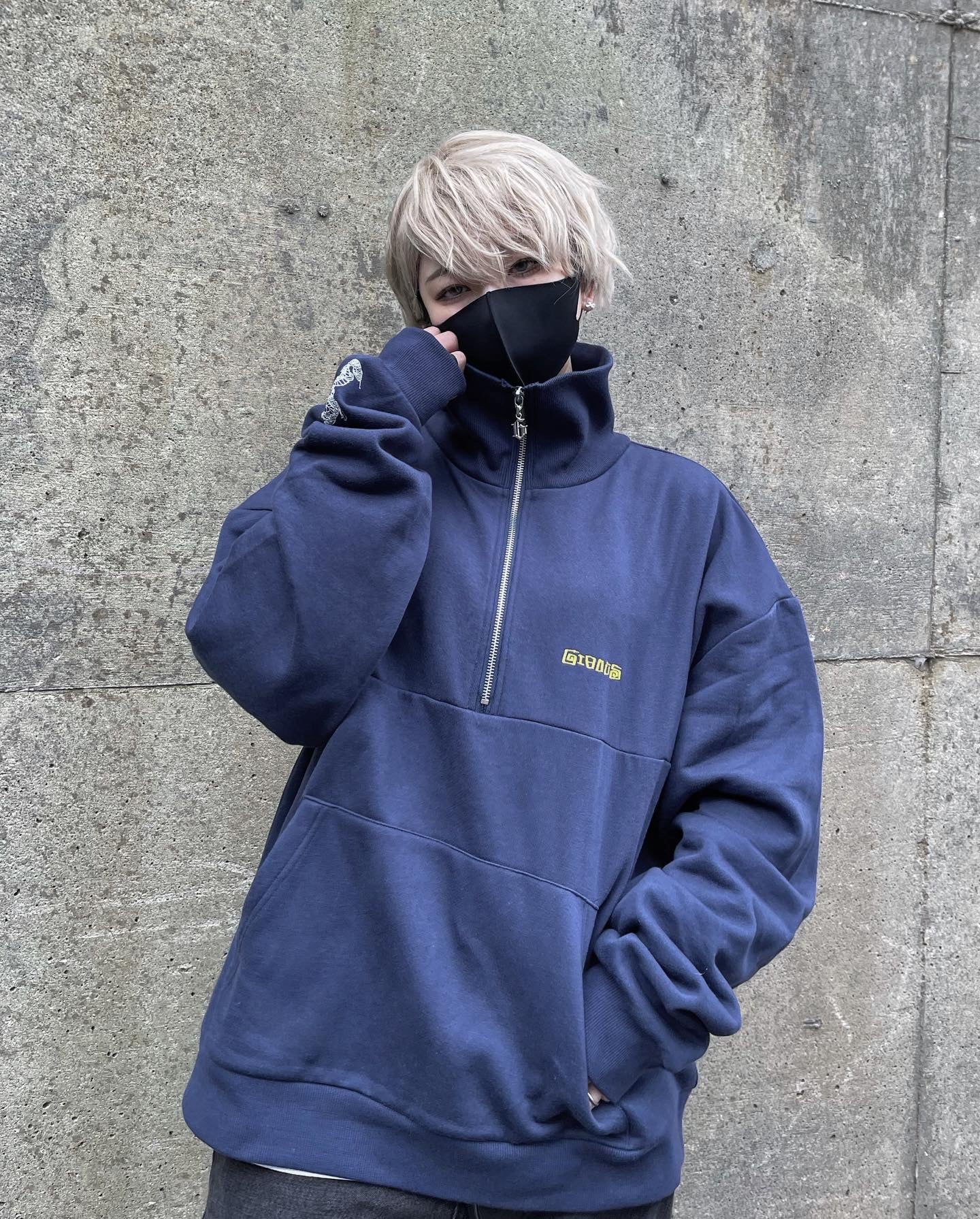 【再販】gibous logo snake half zip navy