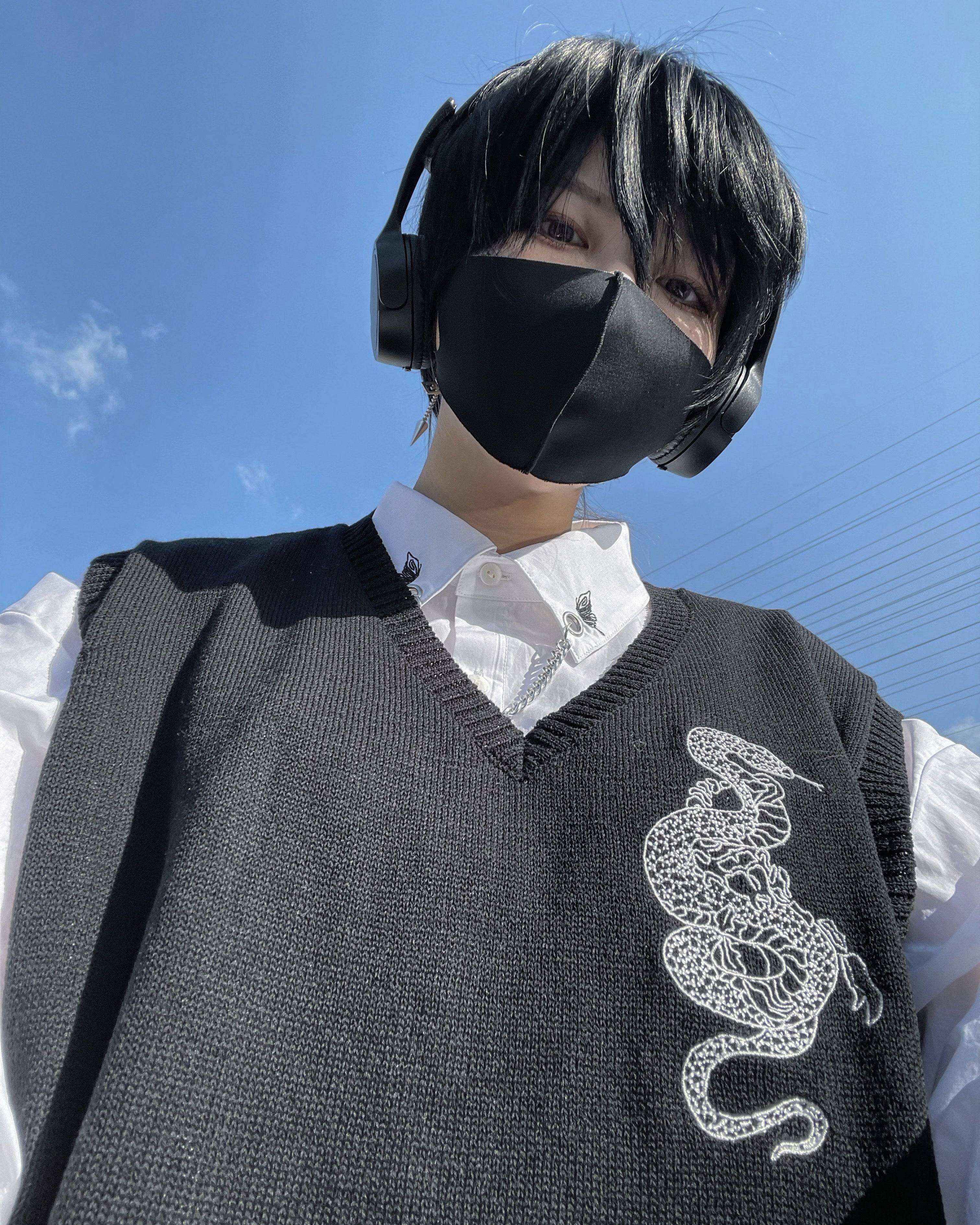 gibous snake scorpion summer vest black