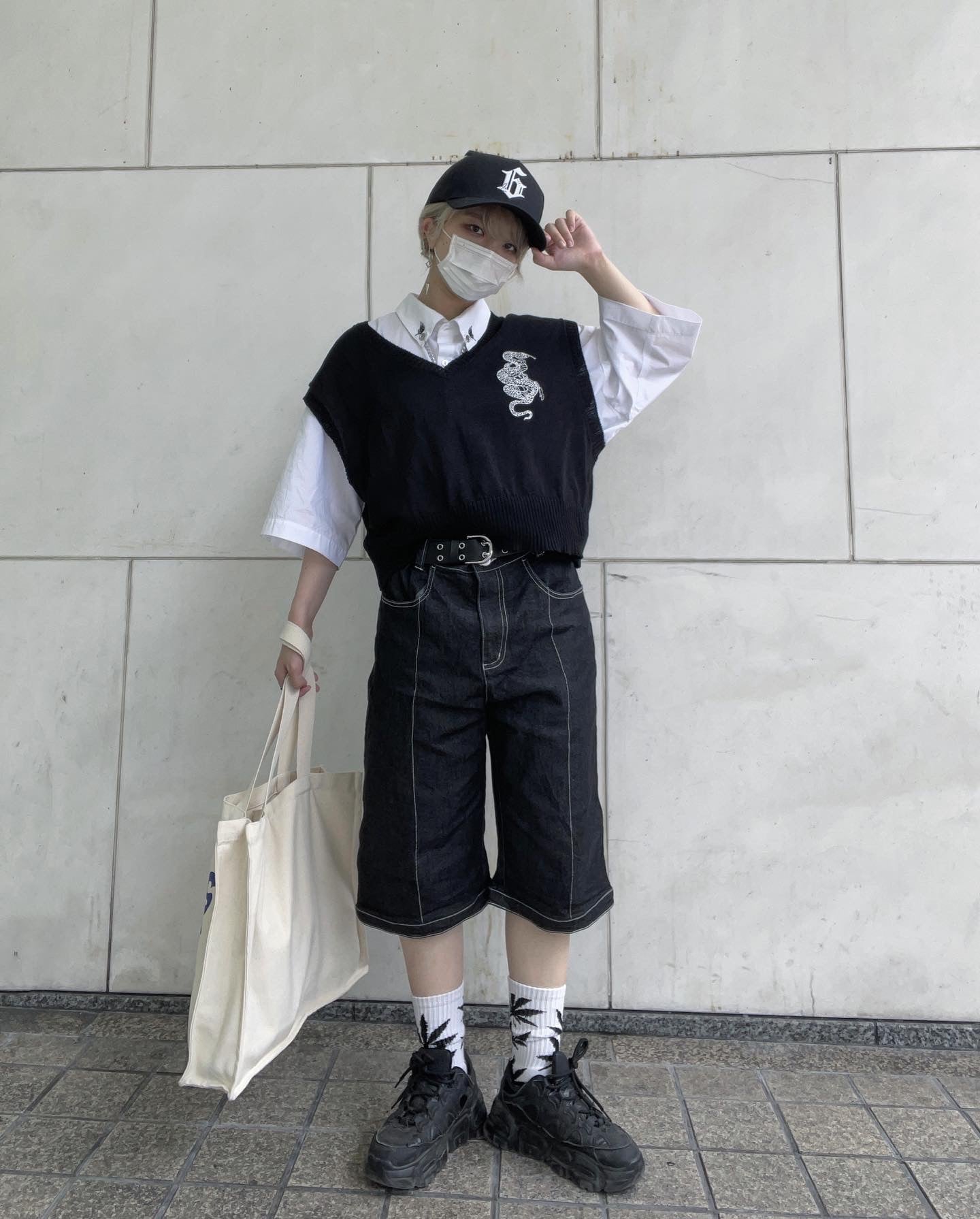 gibous snake scorpion summer vest black