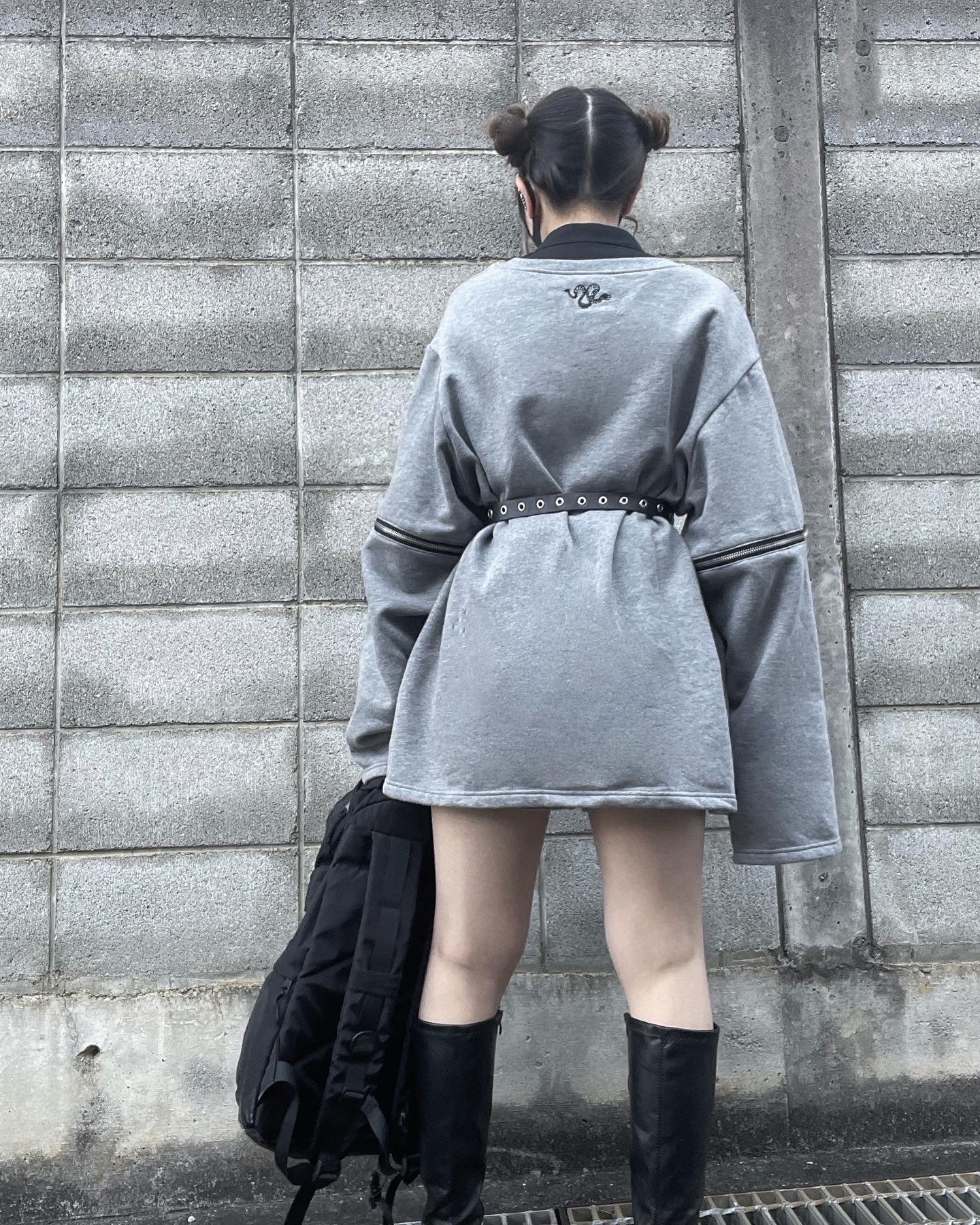 gibous v neck trainer gray