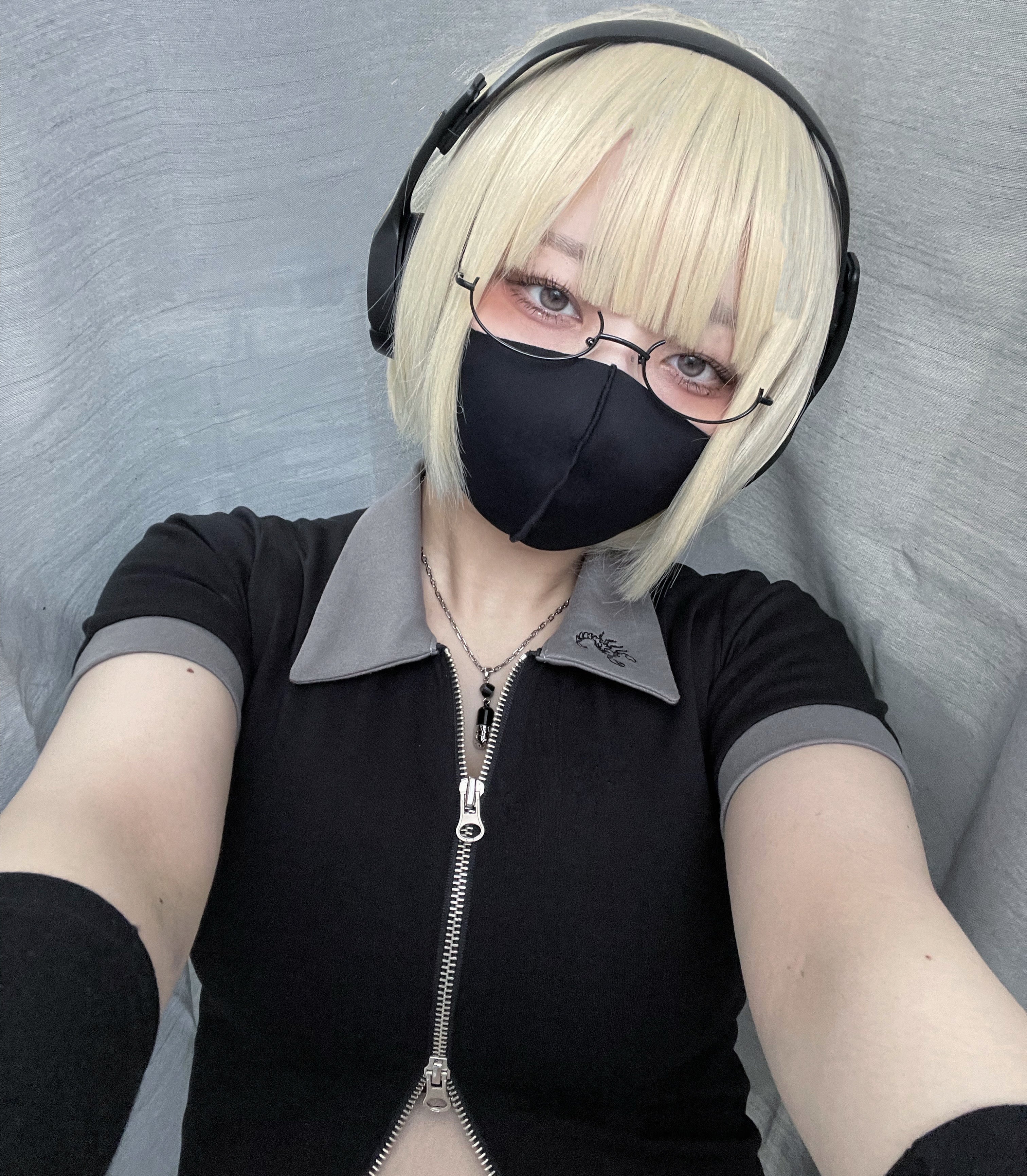 gibous scorpion zip black