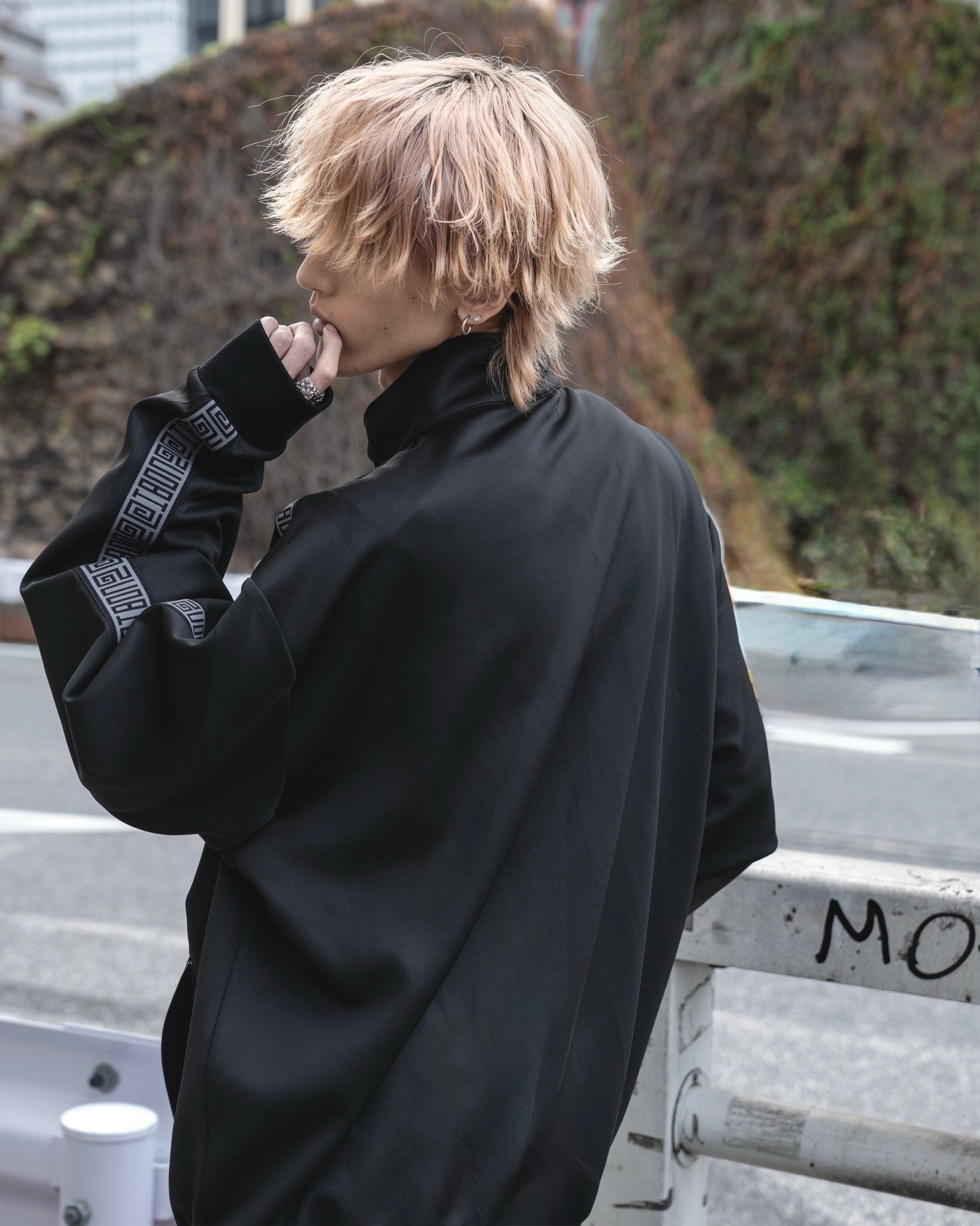 gibous logo jersey scorpion black grey tops