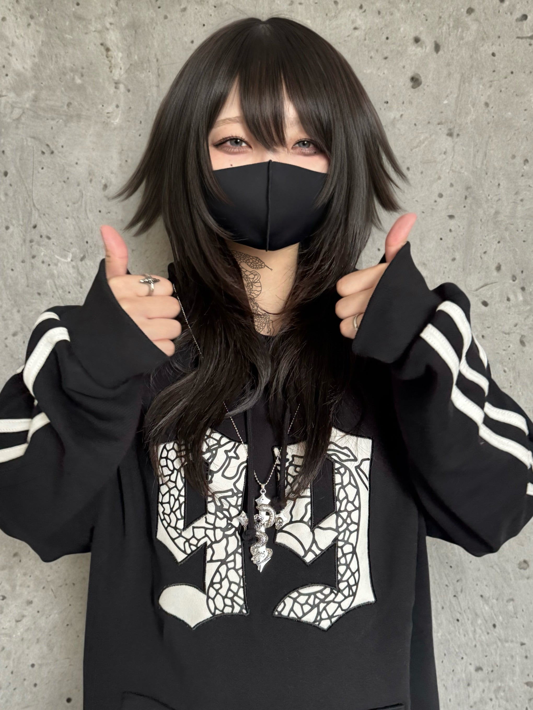 gibous velour numbering dark vneck sweatshirt black