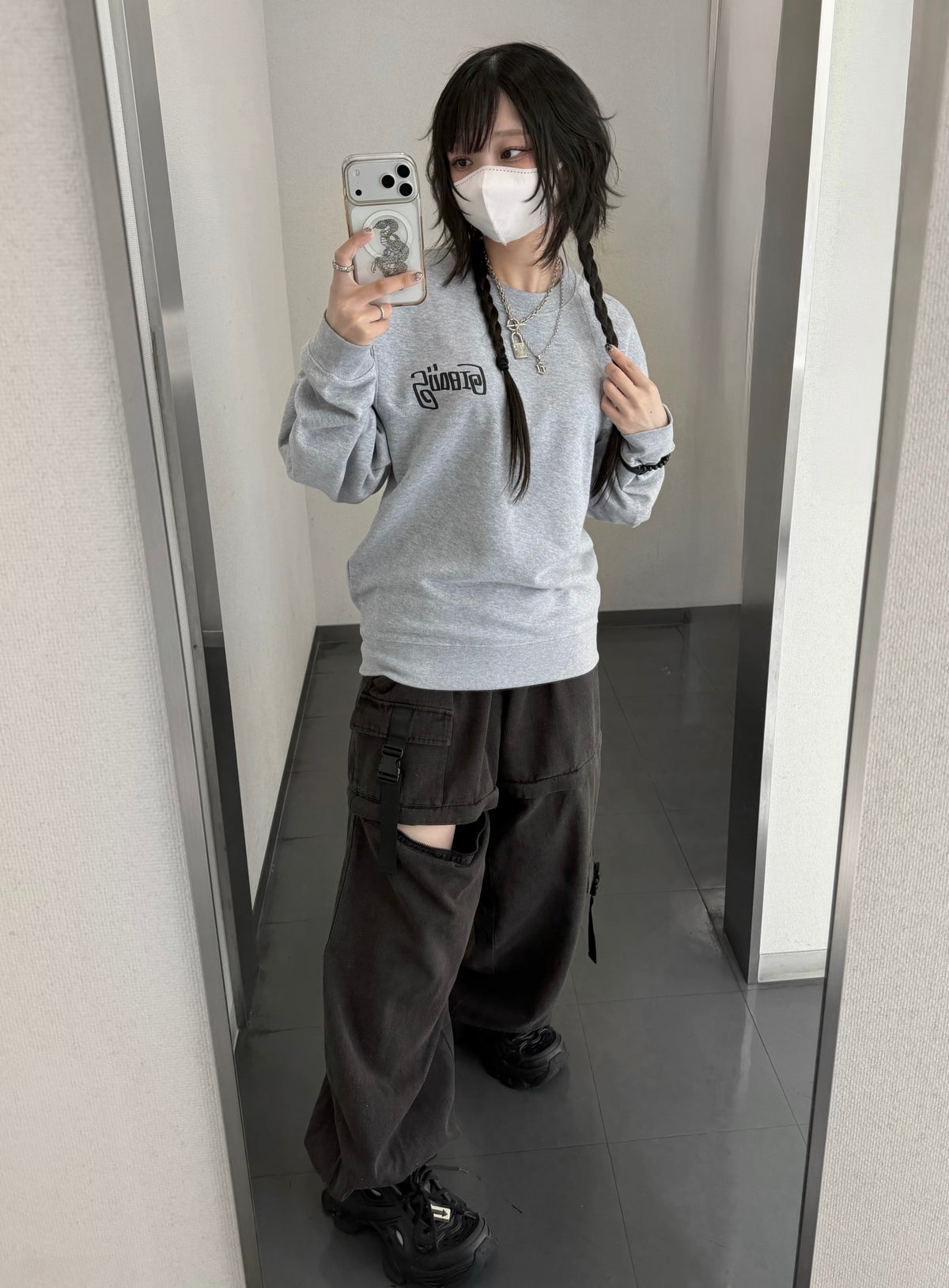 gibous script logo sweat gray