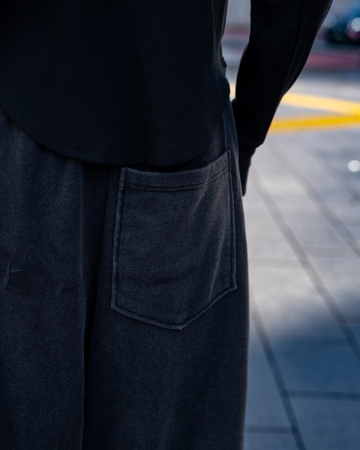 gibous snake scorpion sweat pants powder black