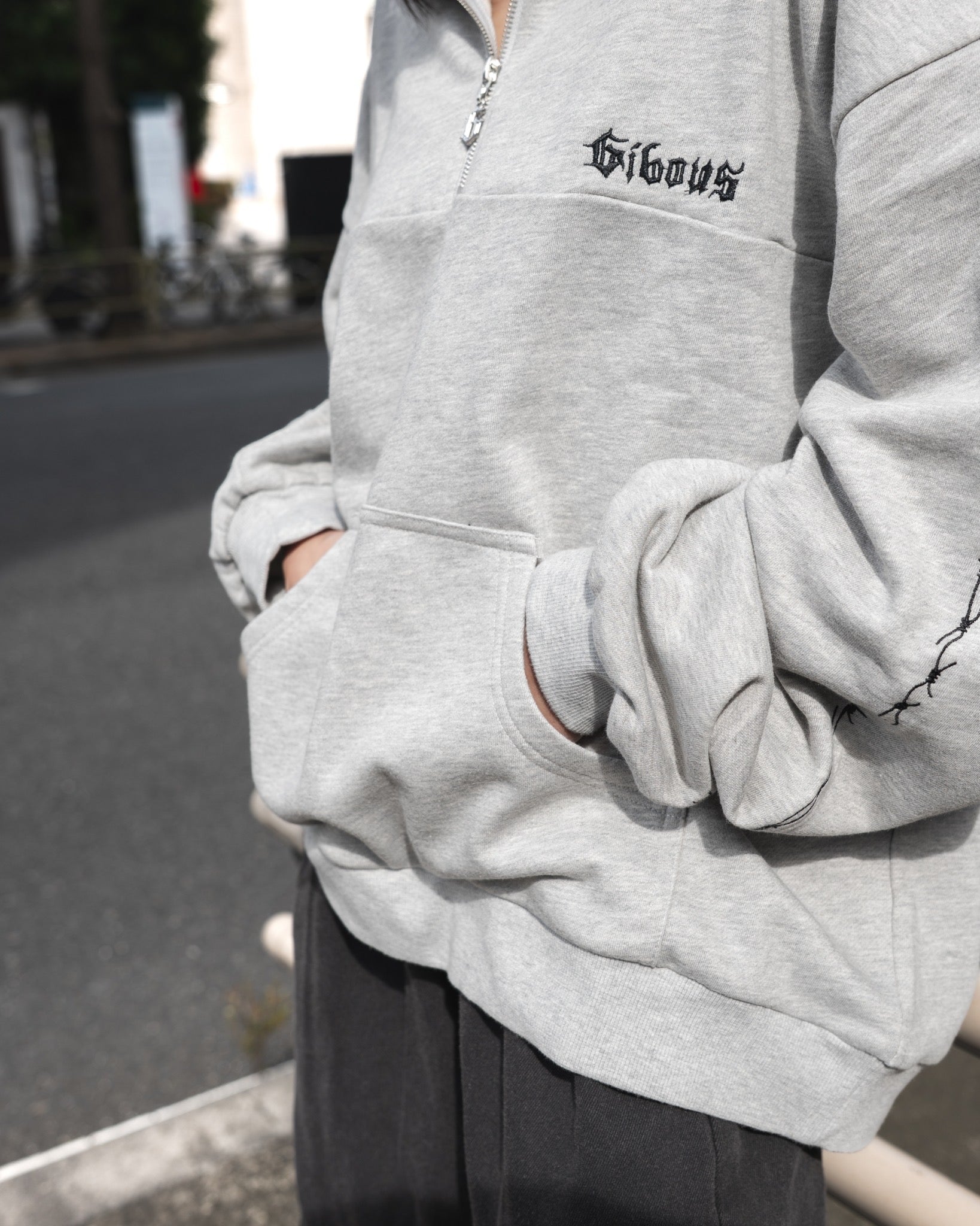 gibous barbed wire halfzip sweat gray