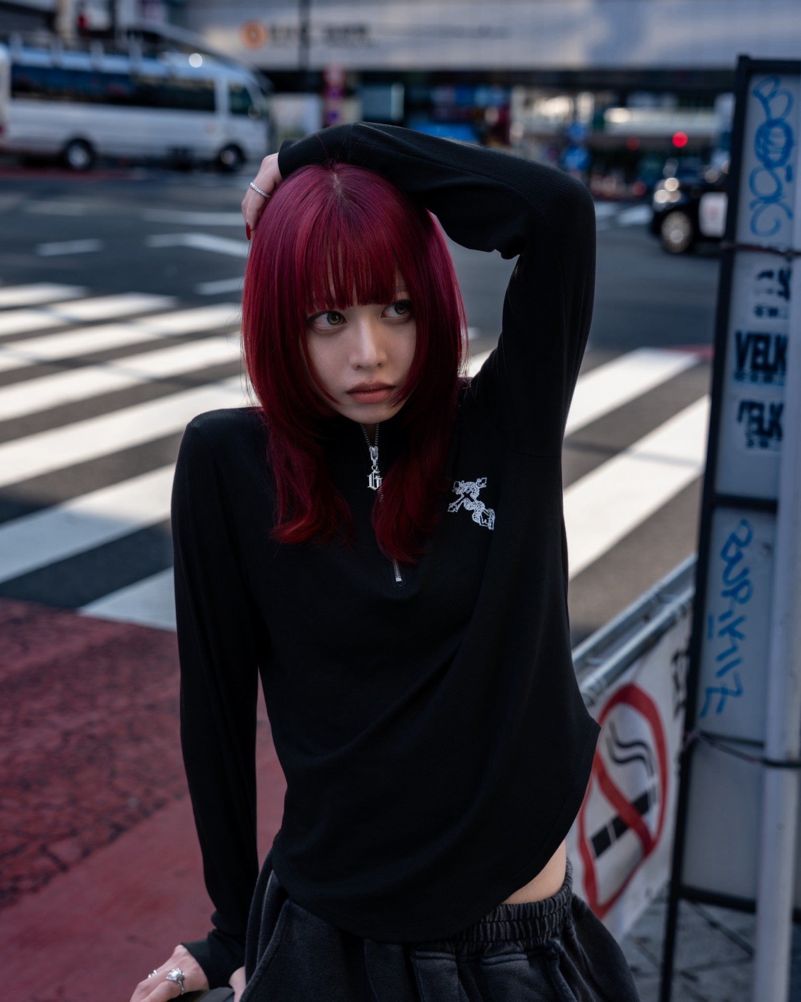 gibous snake cross ribbed chuck neck top black