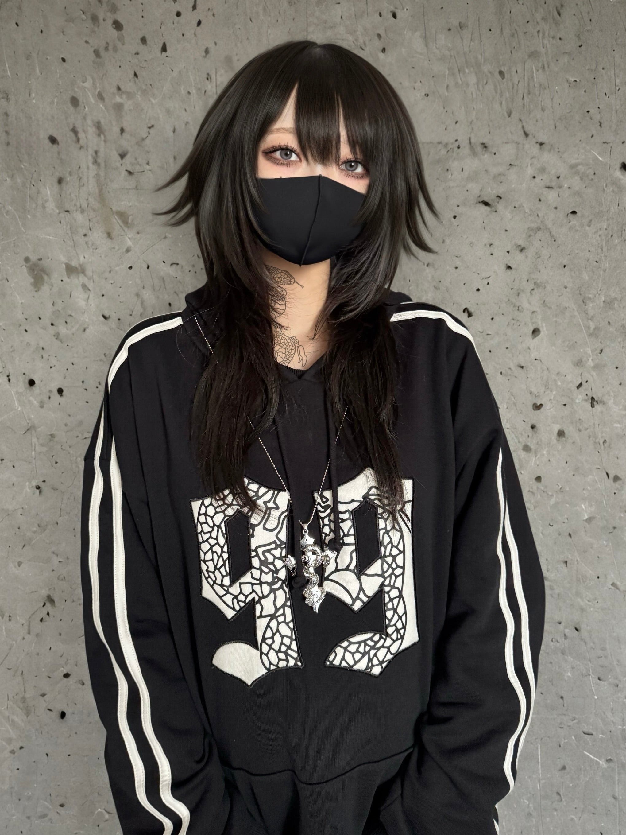 gibous velour numbering dark vneck sweatshirt black