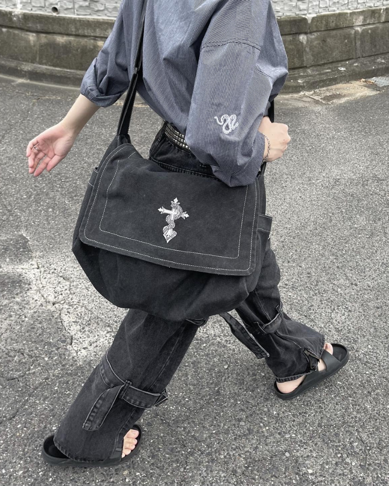 再販】gibous cross snake hobo bag