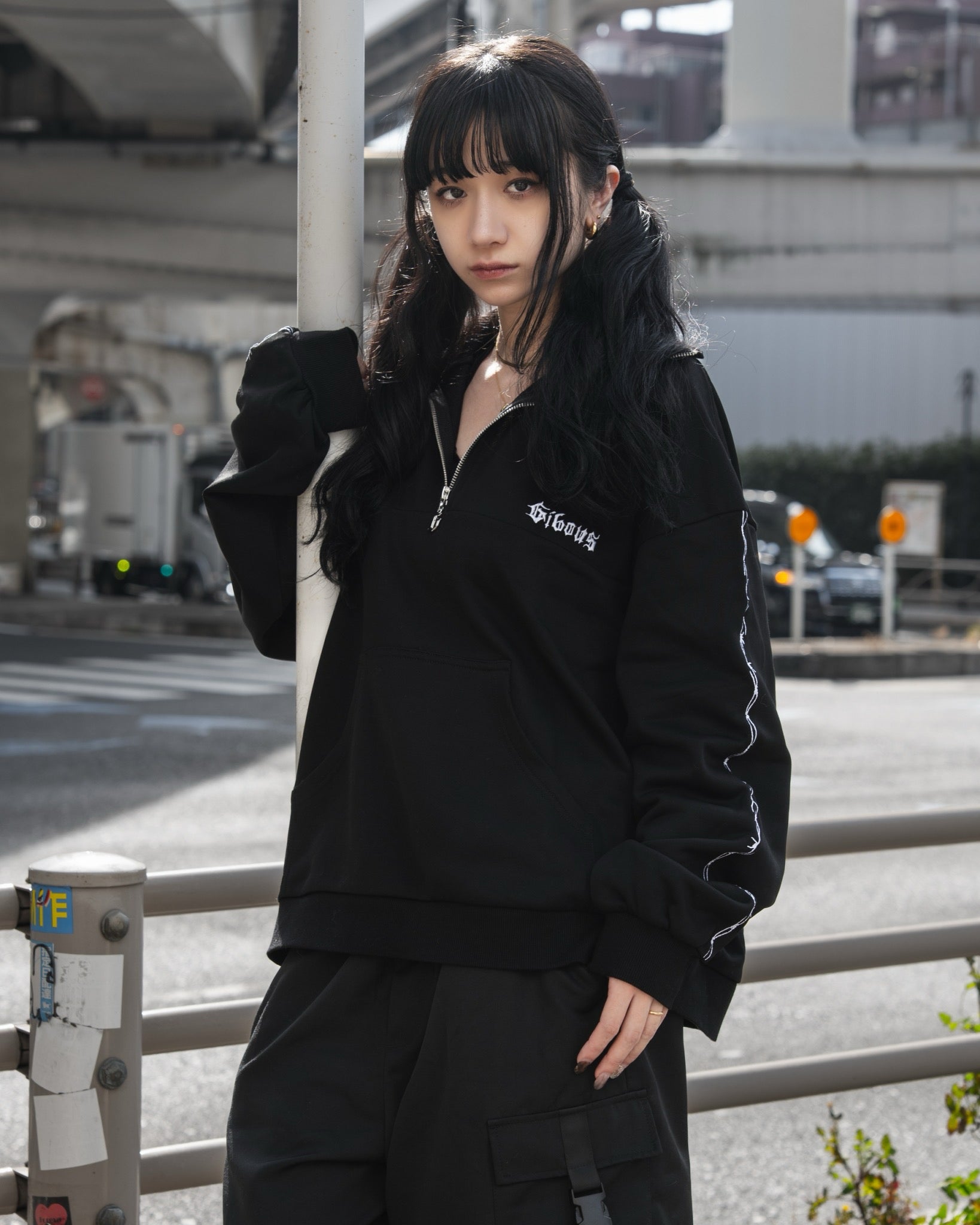 gibous barbed wire halfzip sweat black