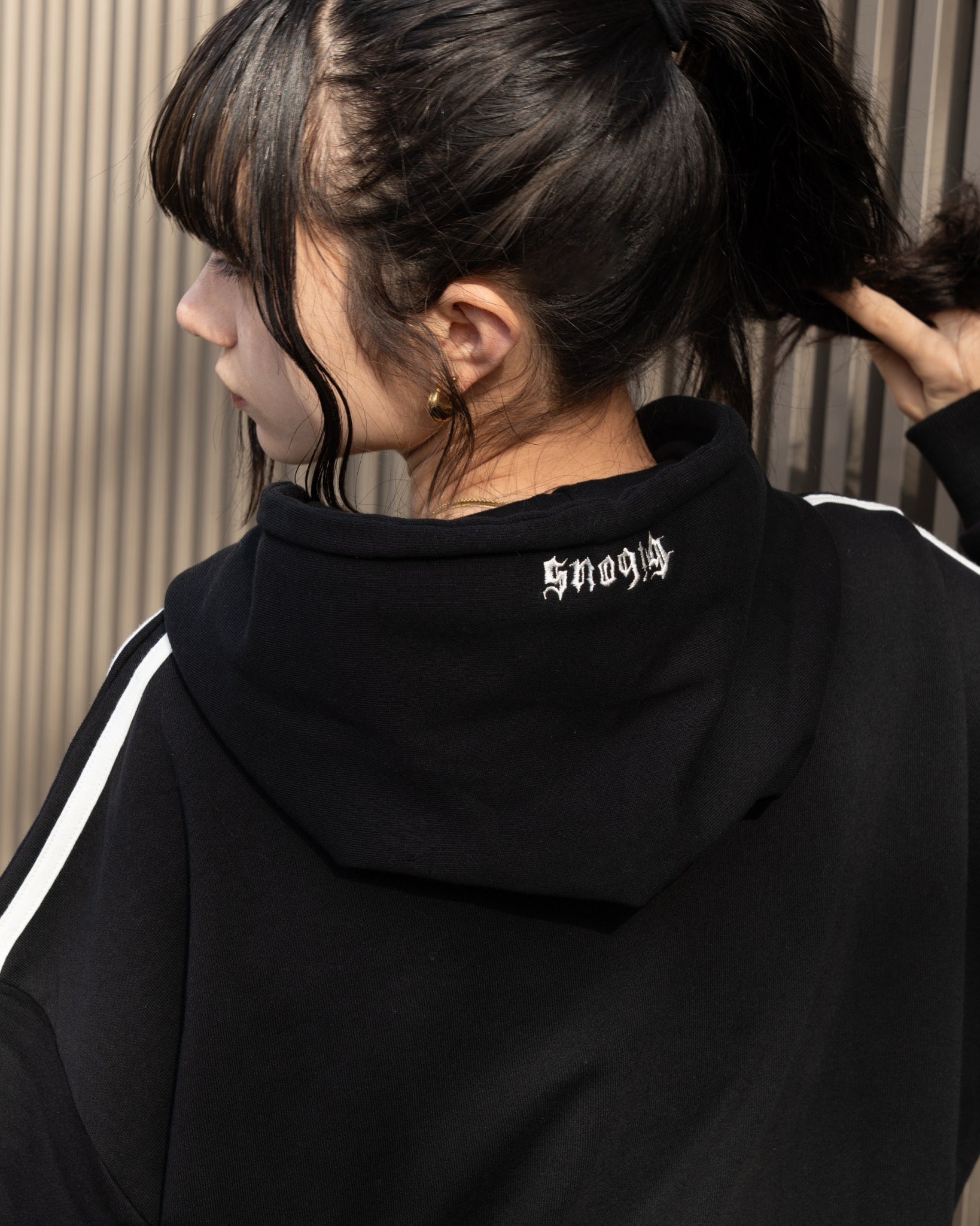 gibous velour numbering dark vneck sweatshirt black