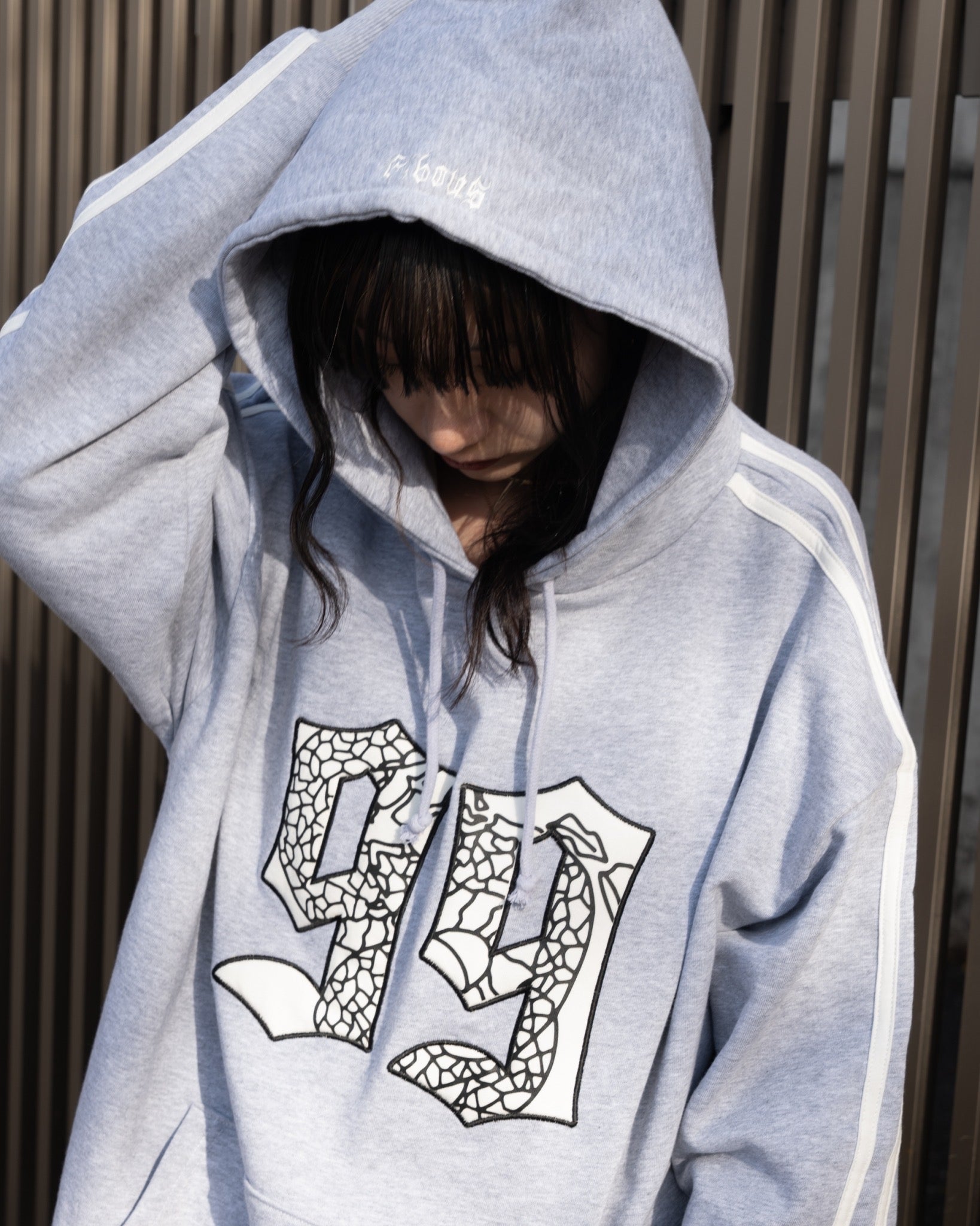 gibous velour numbering dark vneck sweatshirt gray