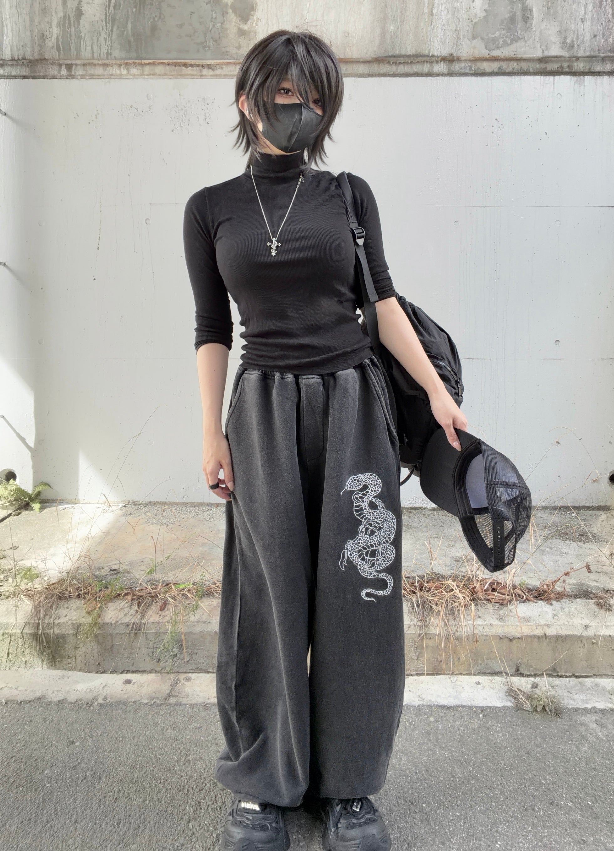 gibous snake scorpion sweat pants powder black