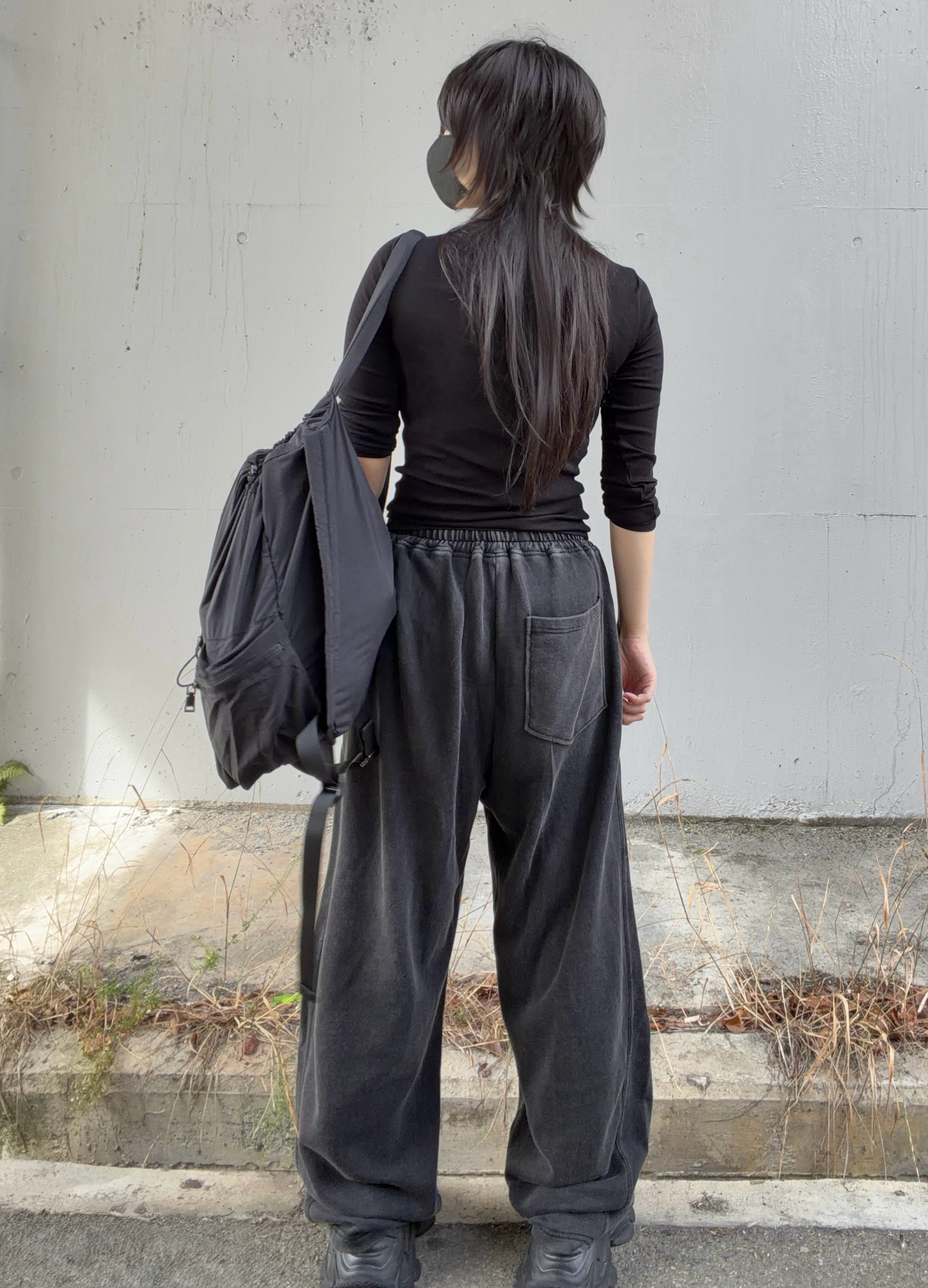gibous snake scorpion sweat pants powder black