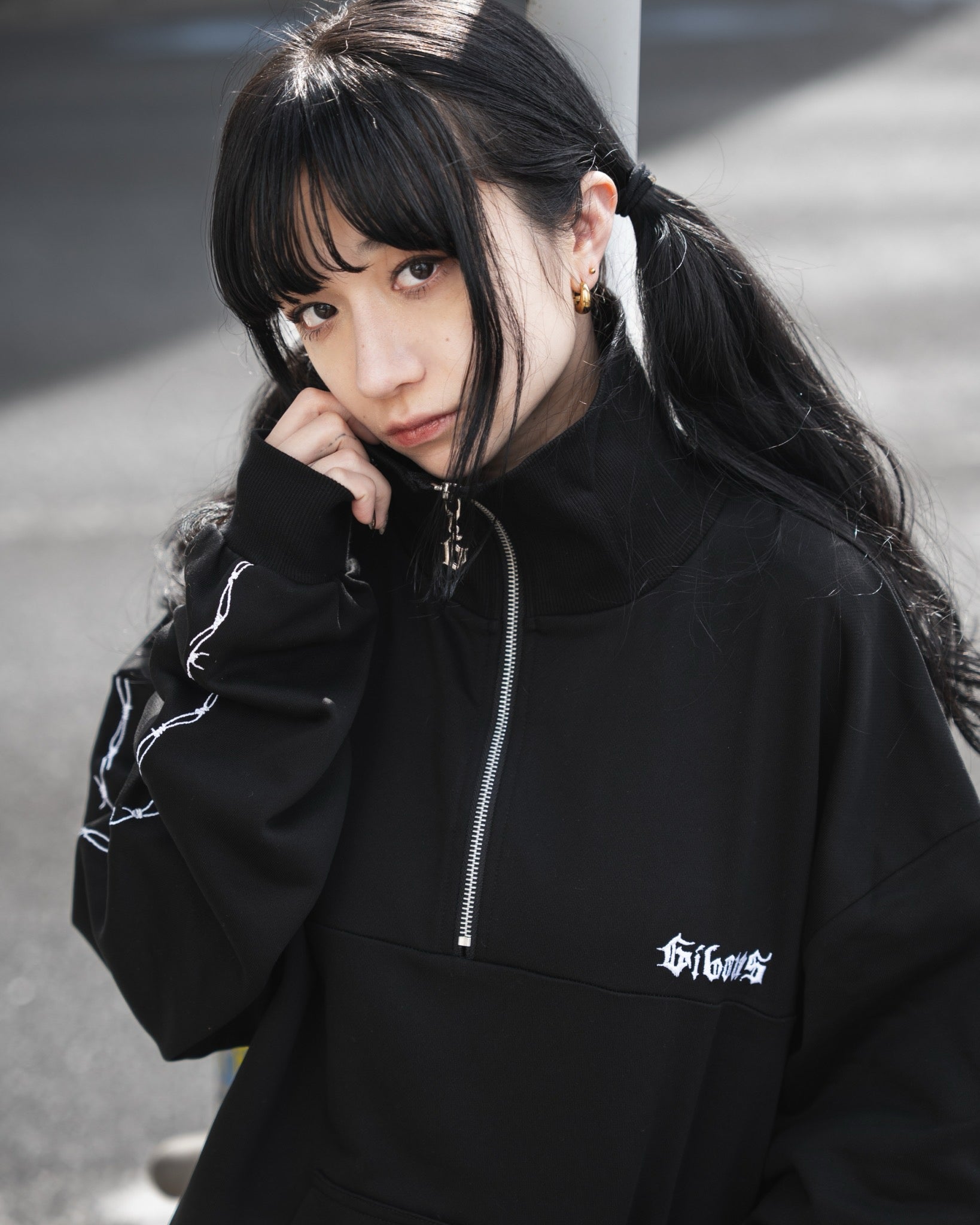 gibous barbed wire halfzip sweat black