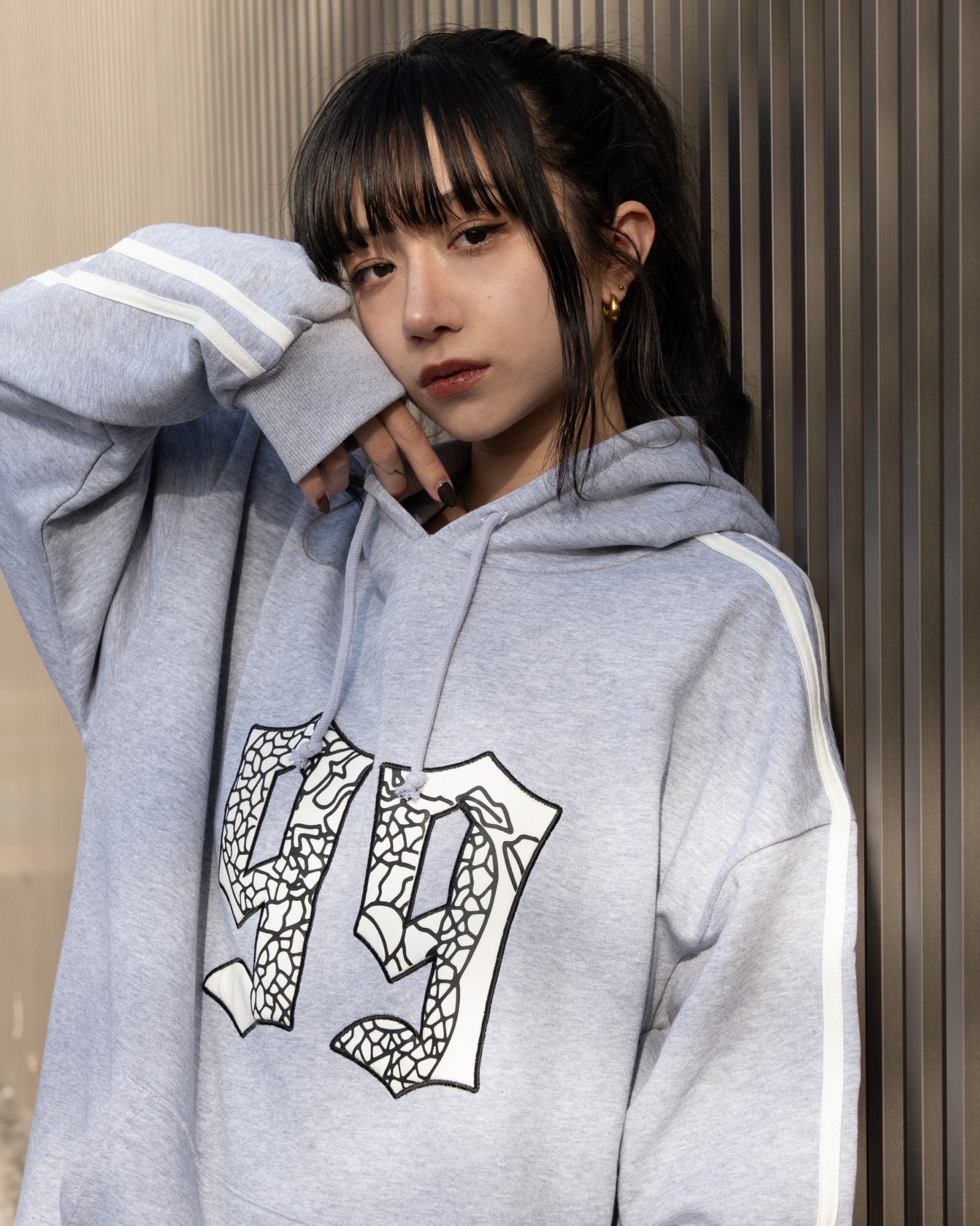 gibous velour numbering dark vneck sweatshirt gray