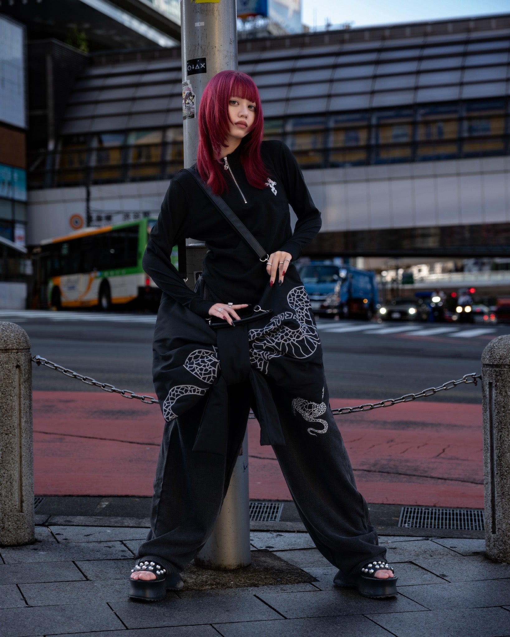 gibous snake scorpion sweat pants powder black