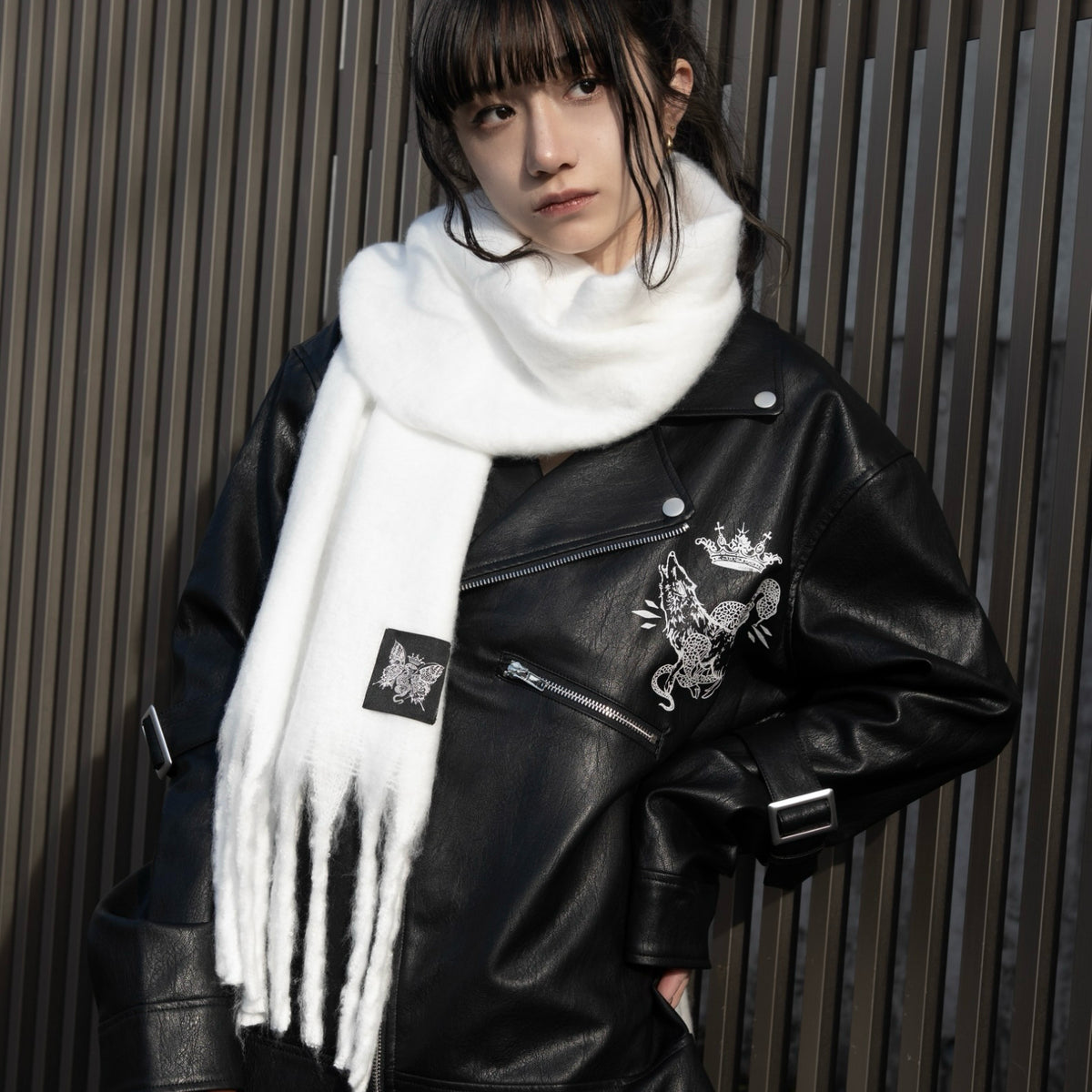 gibous×dependoll butterfly snake tag muffler milky