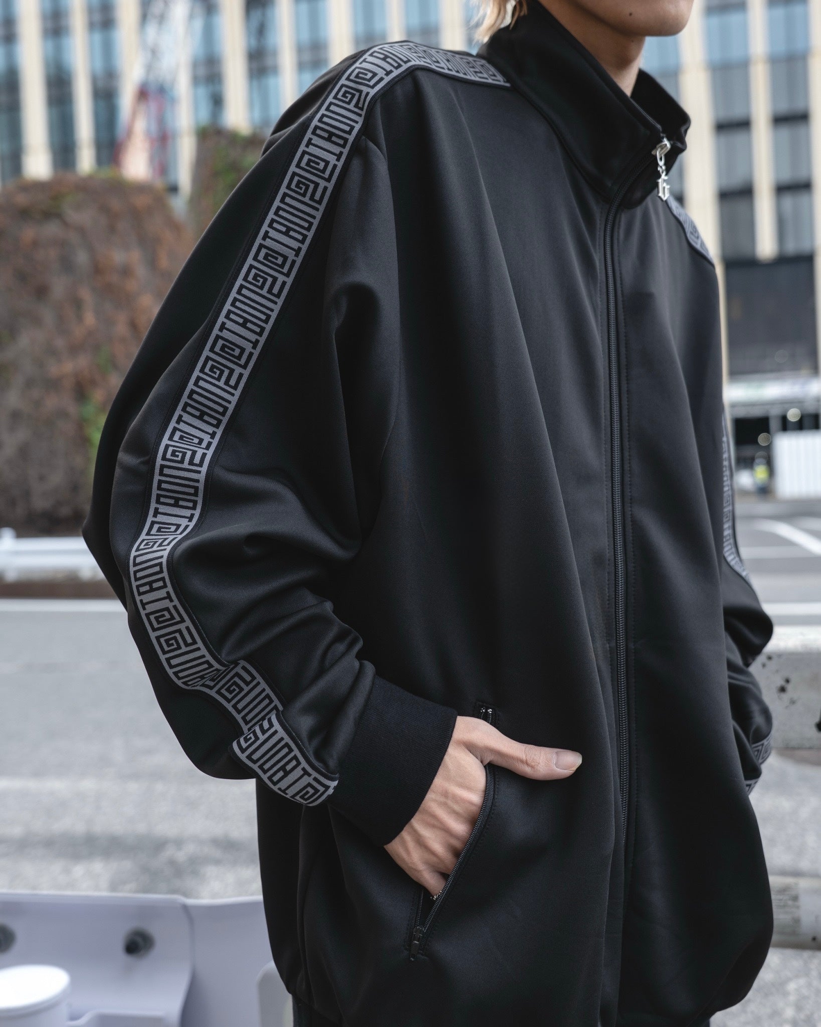 gibous logo jersey scorpion black grey tops