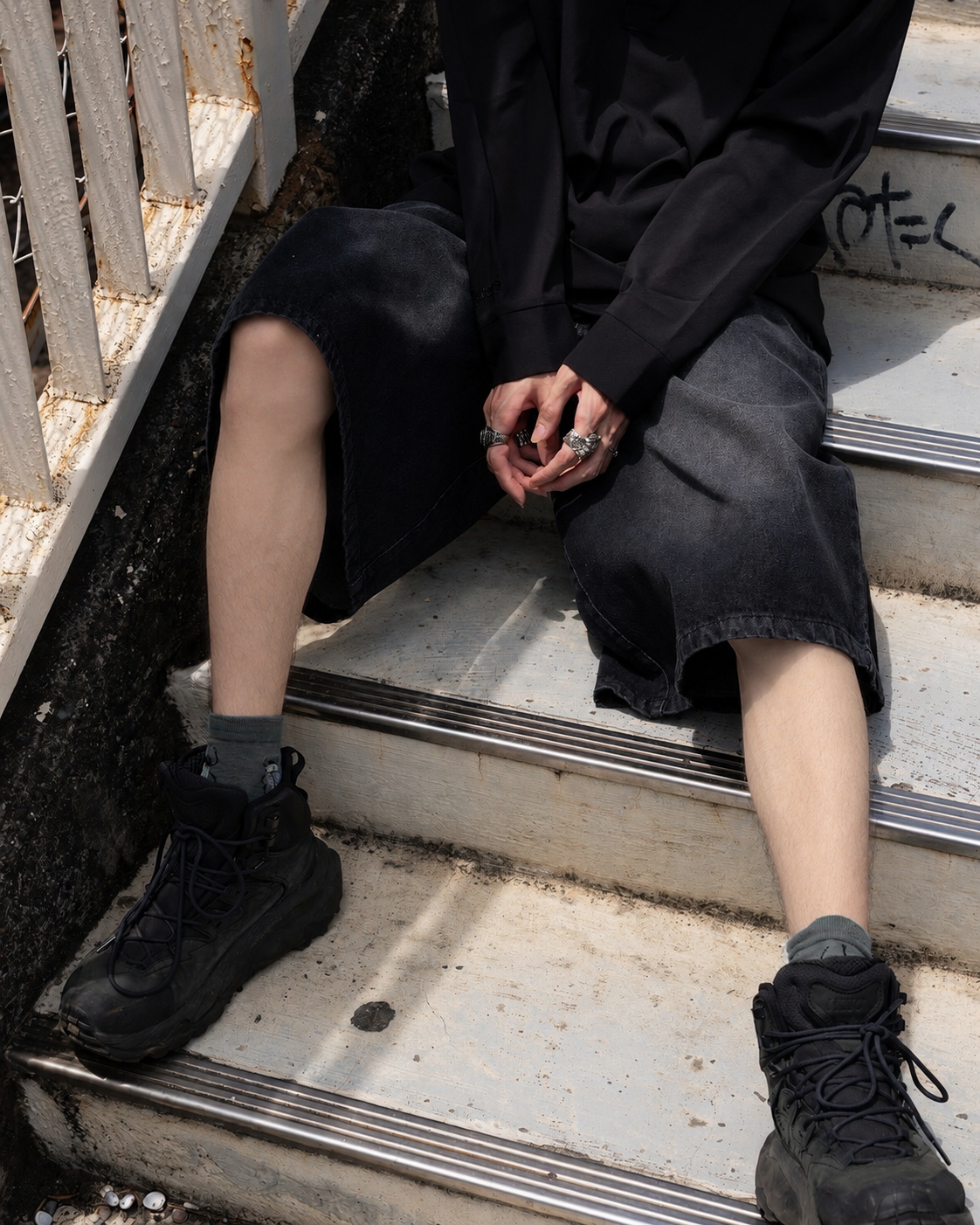 gibous snake scorpion half denim pants