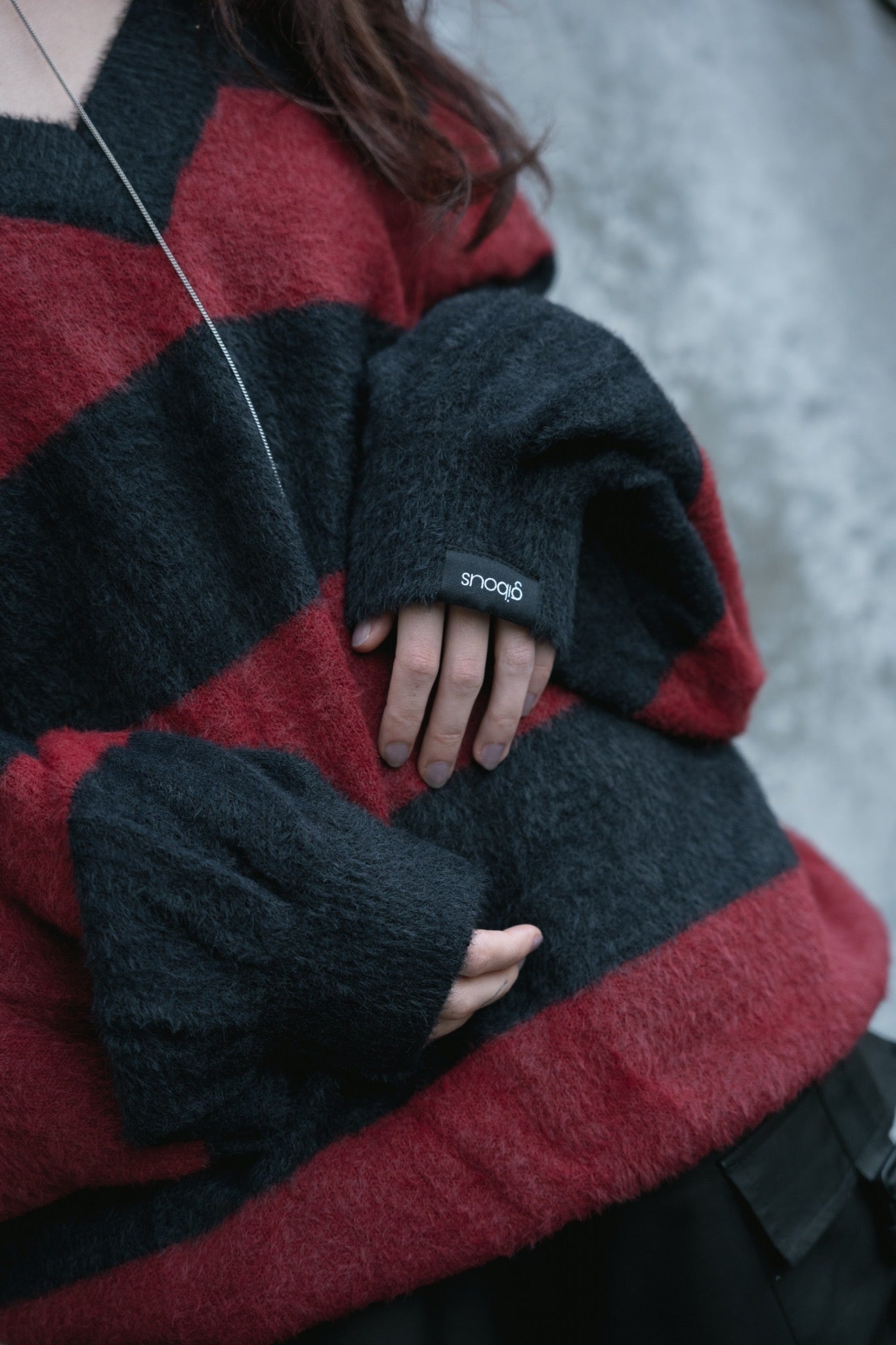 gibous shaggy border knit black×red