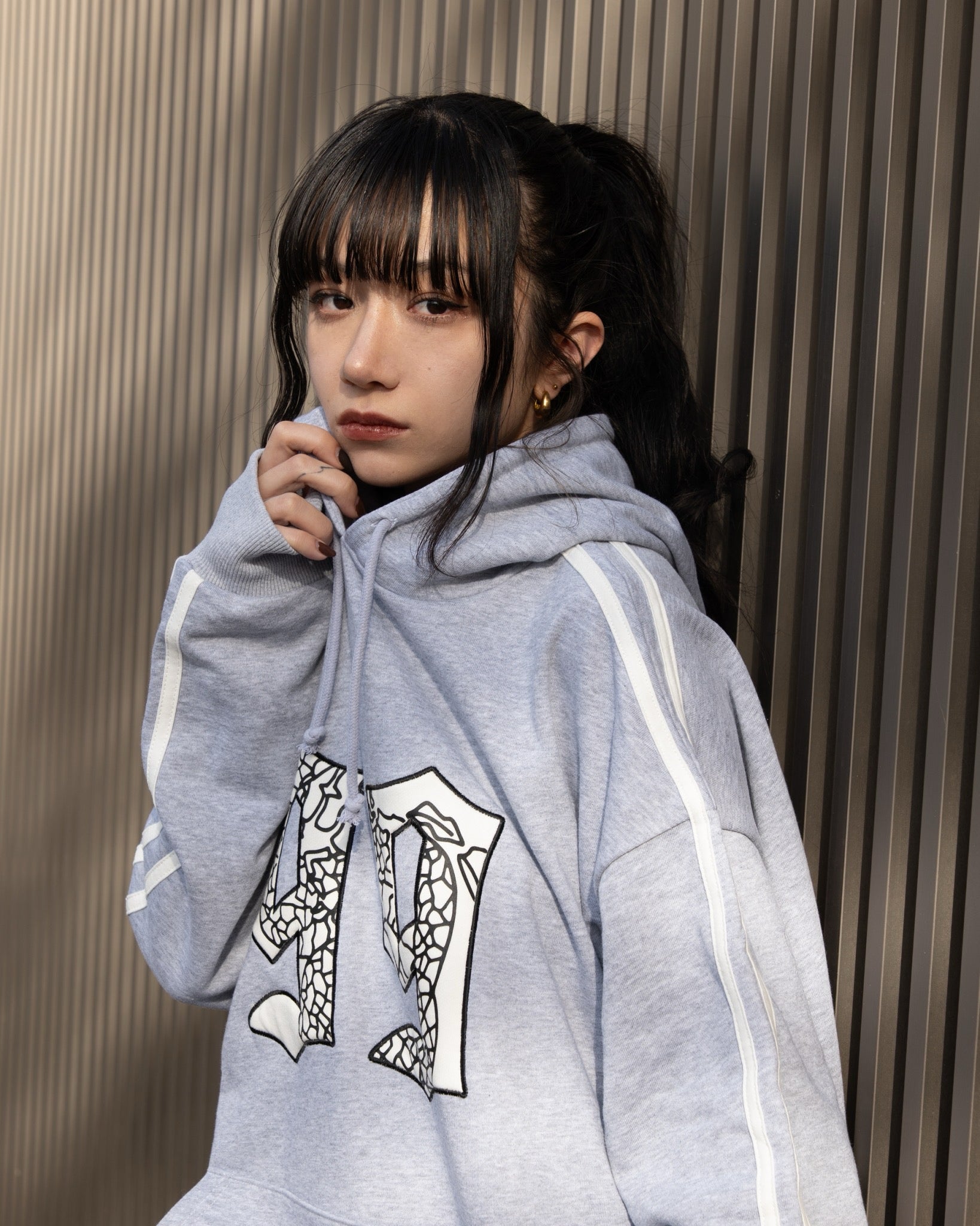 gibous velour numbering dark vneck sweatshirt gray