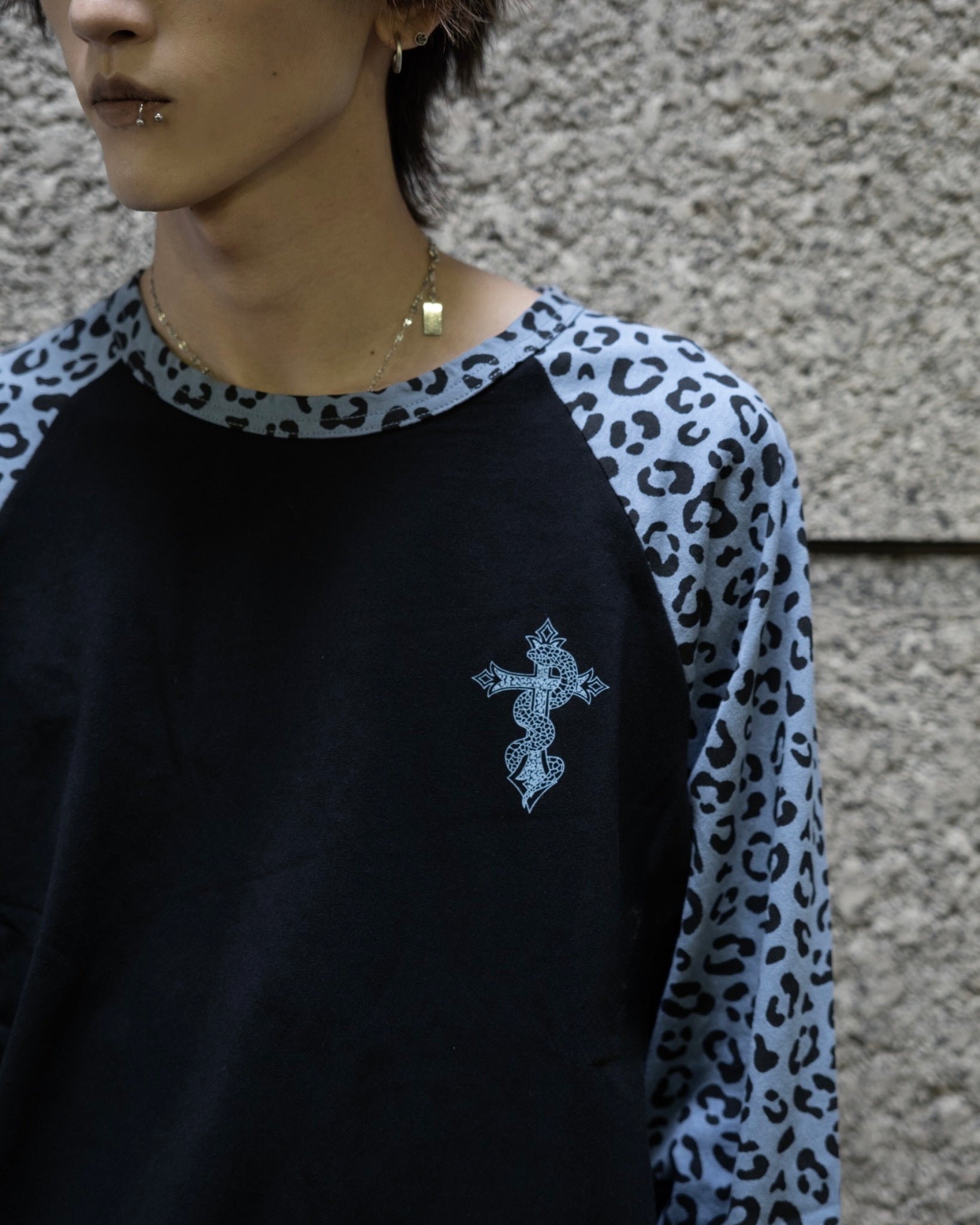 gibous snake cross Leopard blue raglan long tee