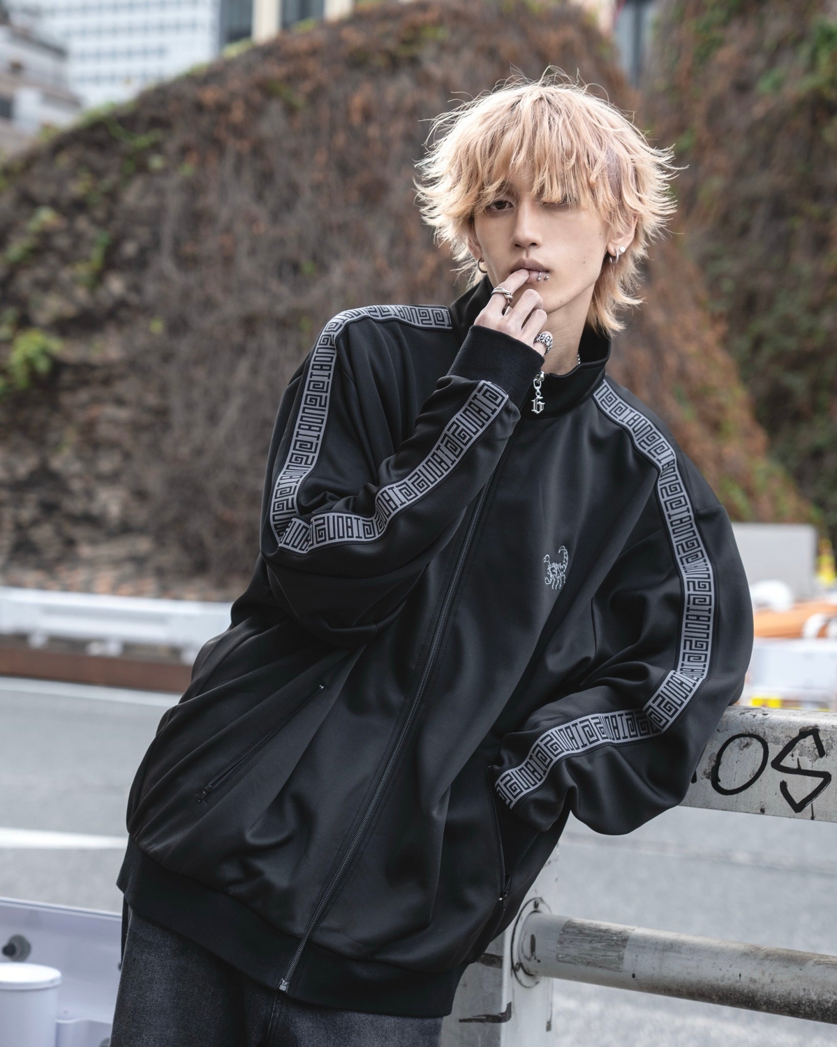 gibous logo jersey scorpion black grey tops