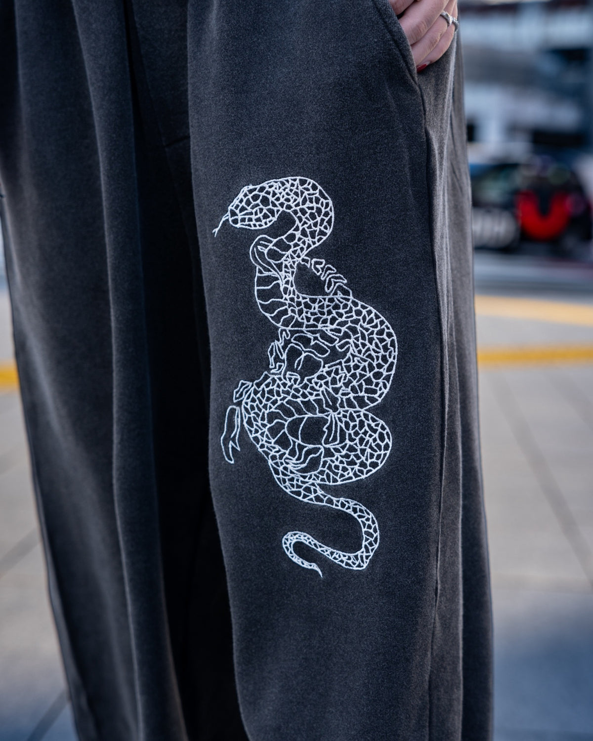 gibous snake scorpion sweat pants powder black