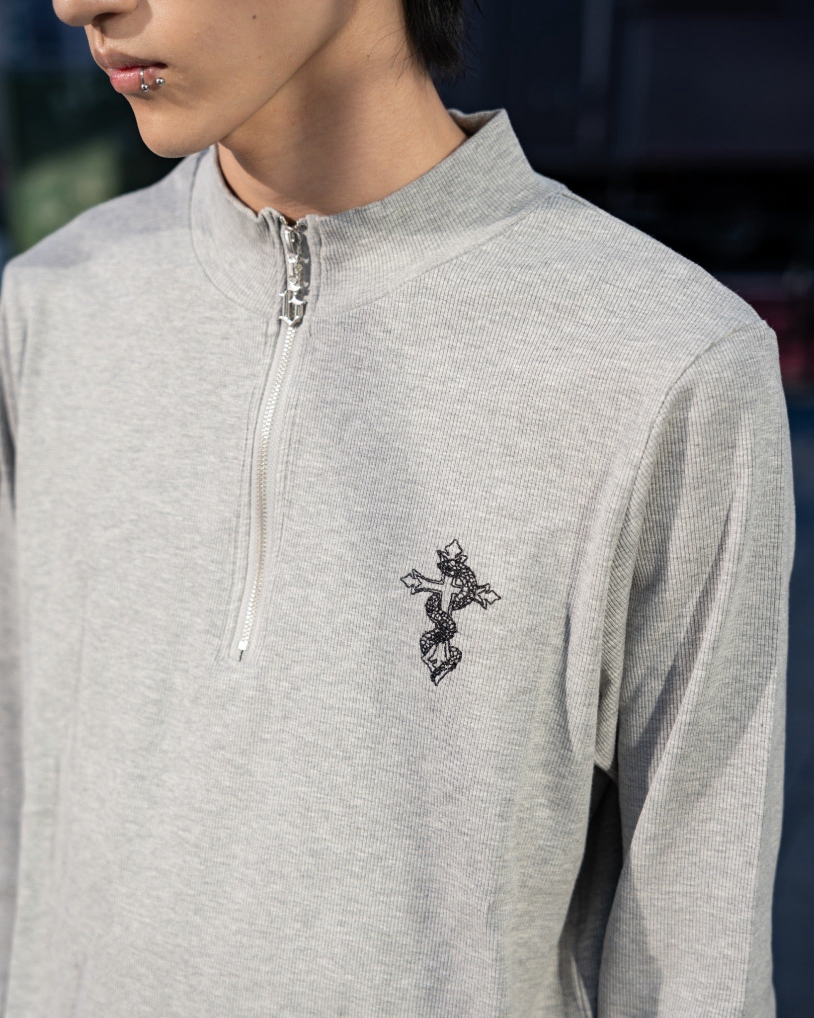 gibous snake cross ribbed chuck neck top gray