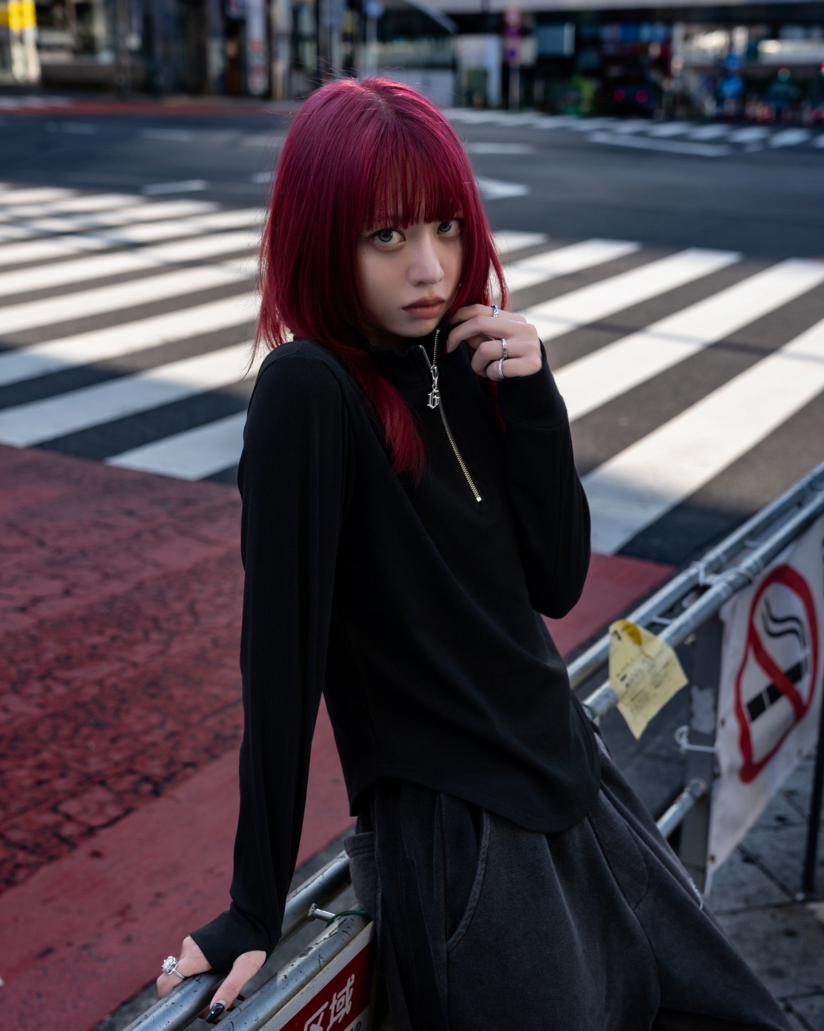 gibous snake cross ribbed chuck neck top black