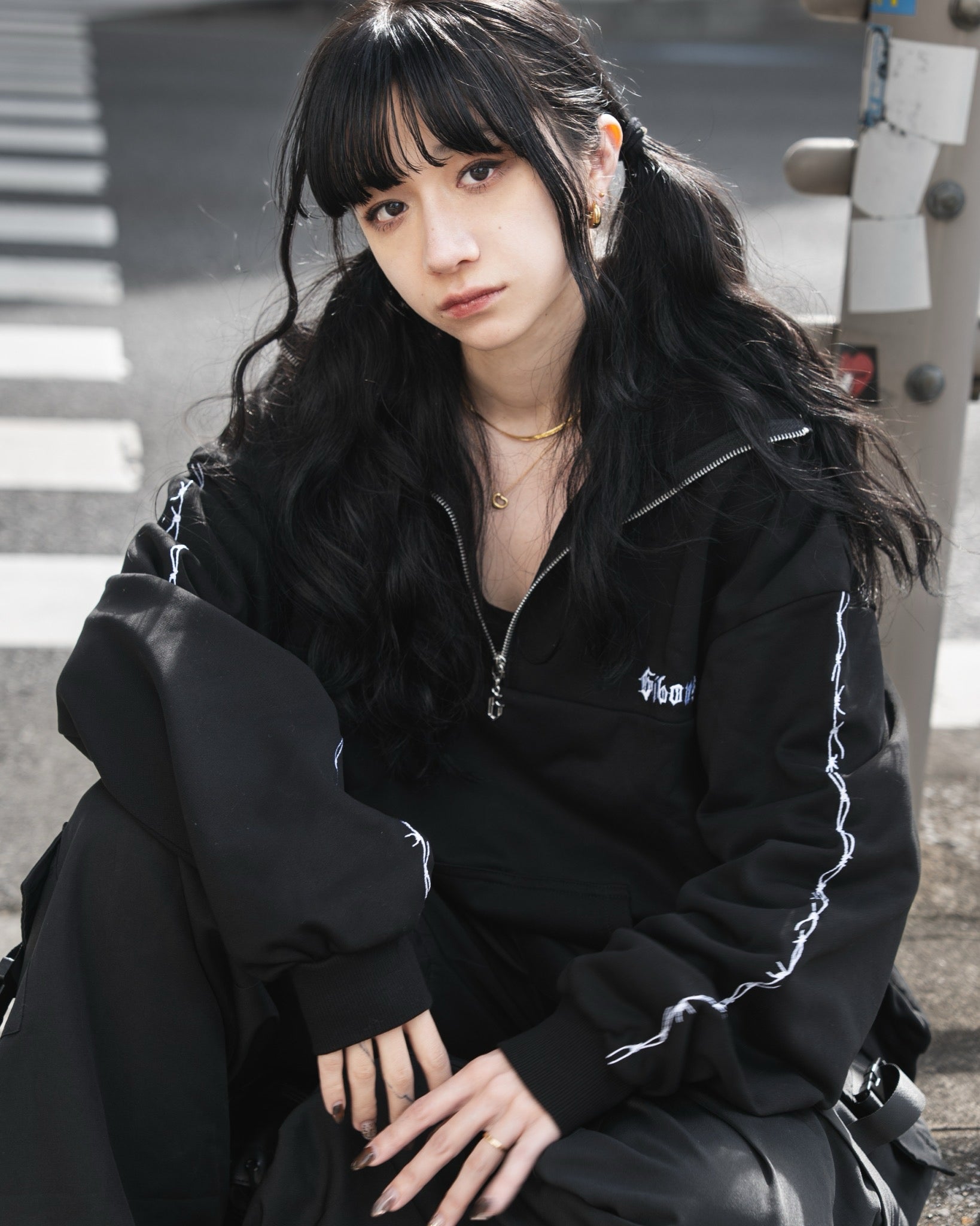 gibous barbed wire halfzip sweat black