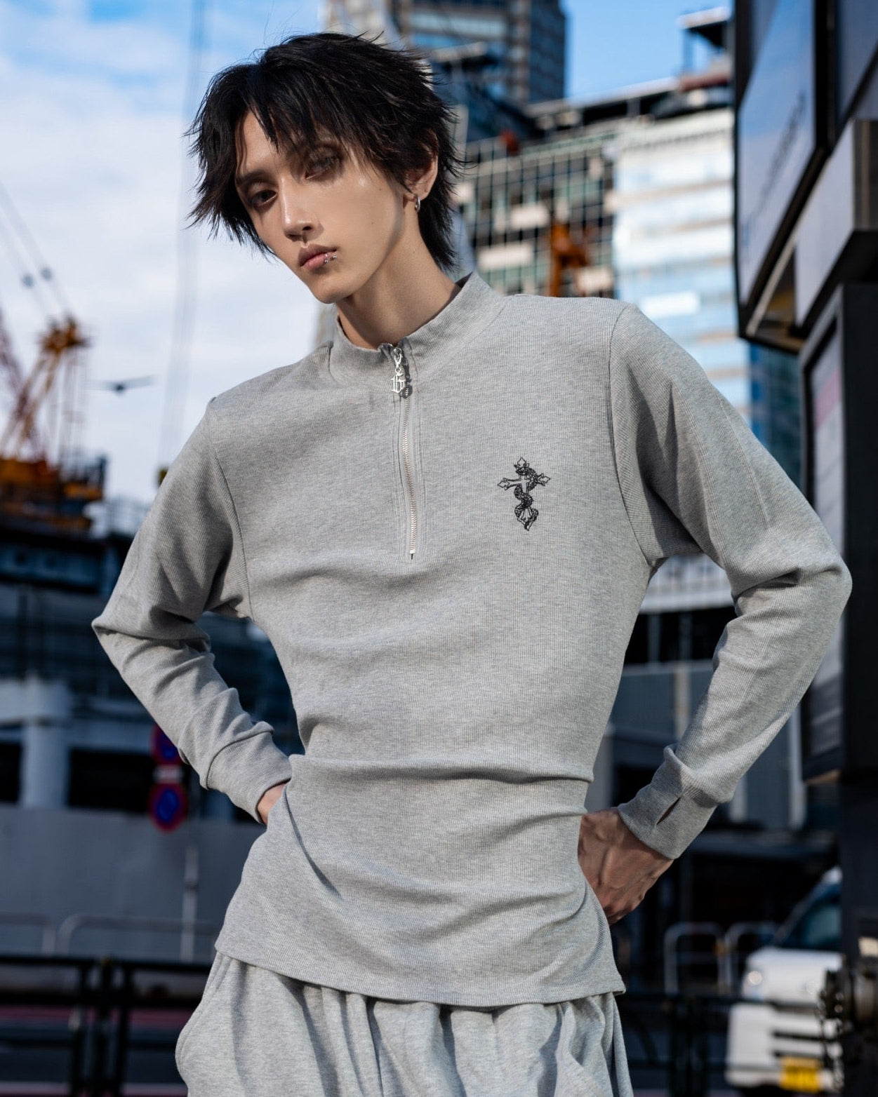 gibous snake cross ribbed chuck neck top gray