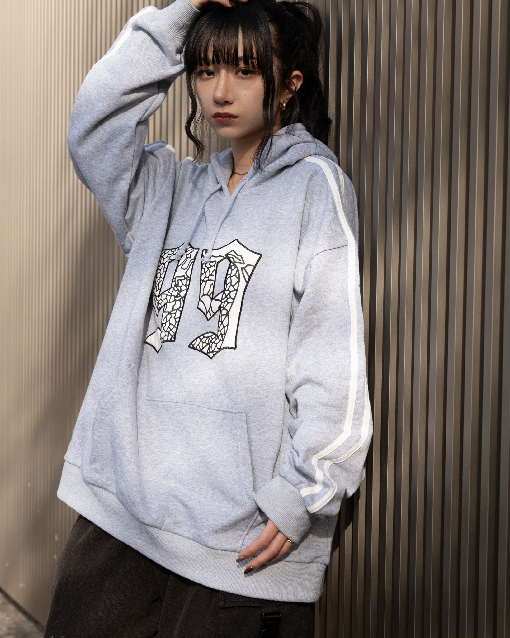 gibous velour numbering dark vneck sweatshirt gray