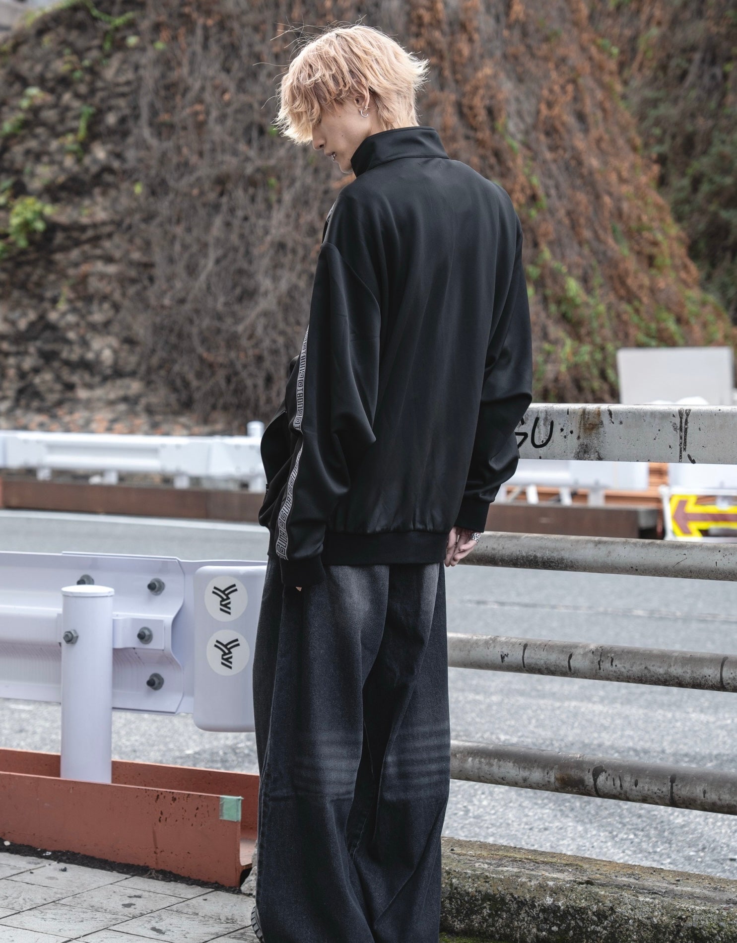 gibous logo jersey scorpion black grey tops