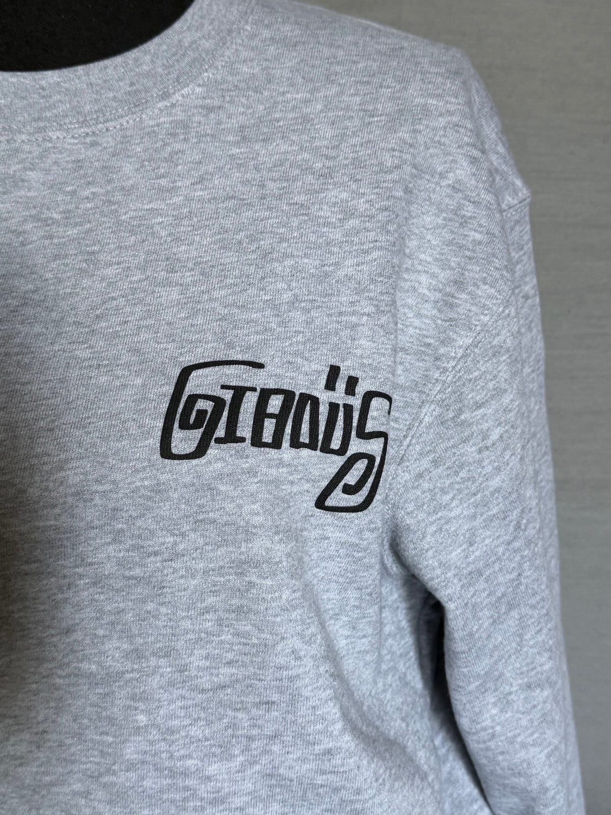 gibous script logo sweat gray