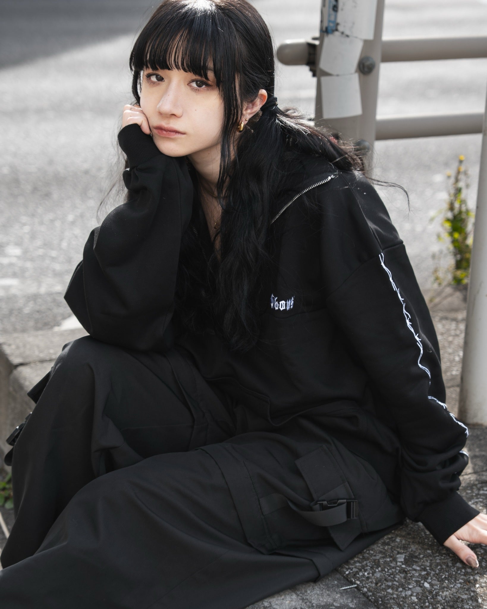 gibous barbed wire halfzip sweat black