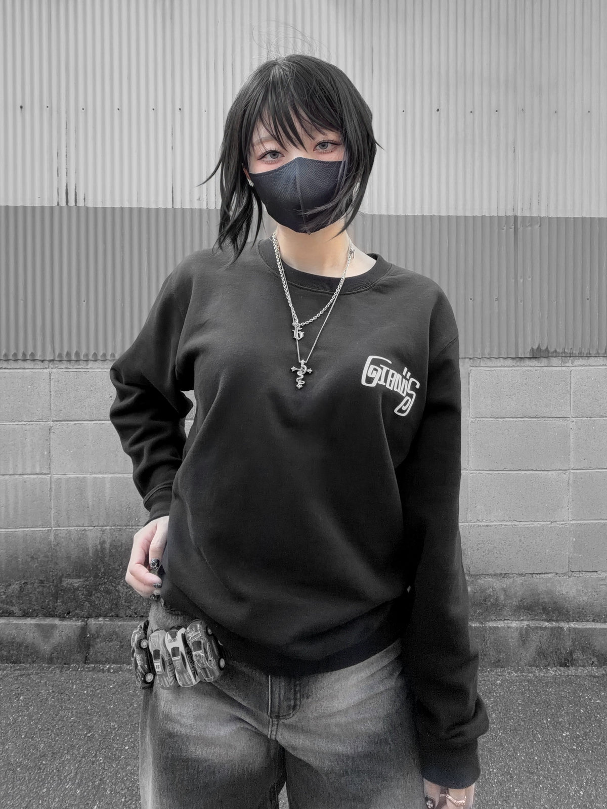 gibous script logo sweat black