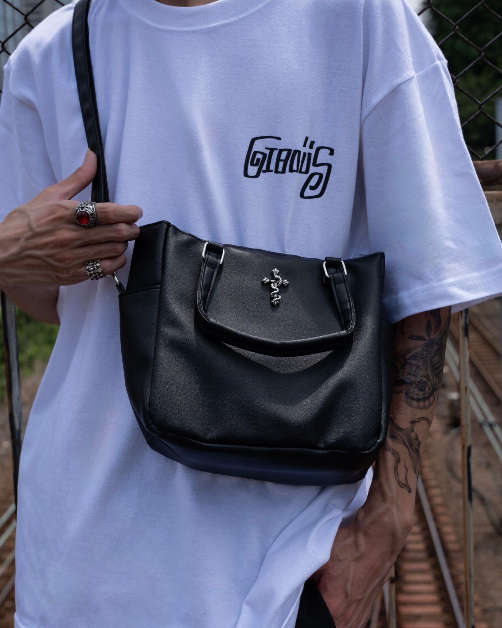 gibous script logo t shirt white