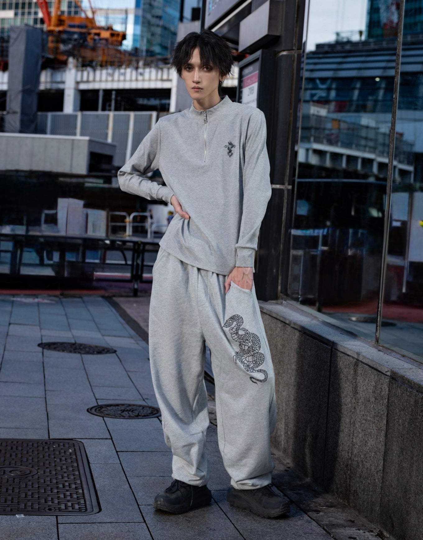 gibous snake scorpion sweat pants gray